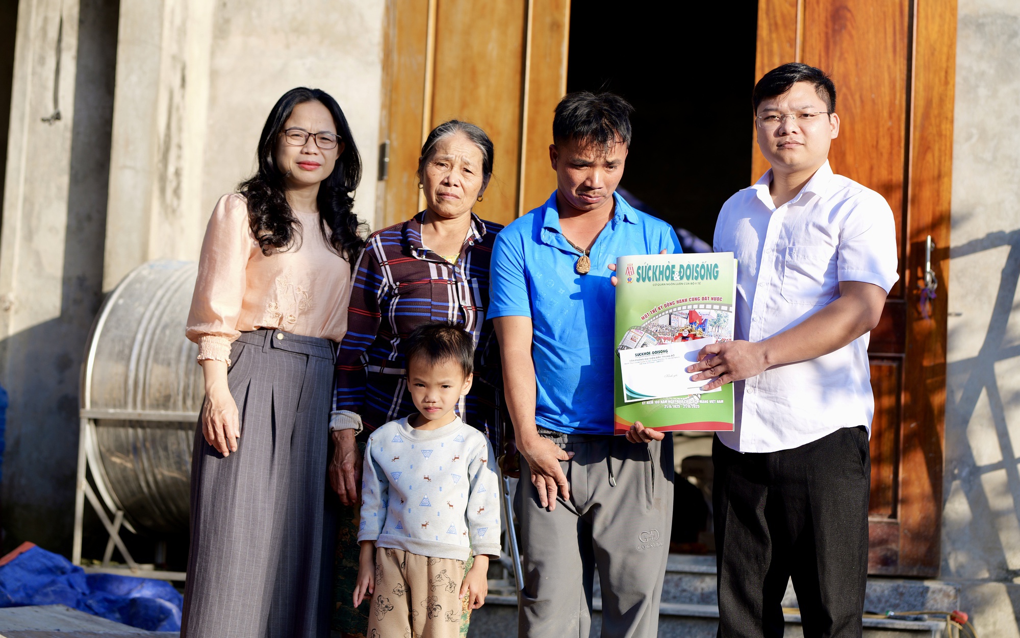 Kết chuyển tấm l&ograve;ng bạn đọc đến cậu b&eacute; li&ecirc;n tiếp mất mẹ v&agrave; b&agrave;, sống c&ugrave;ng người cậu tật nguyền