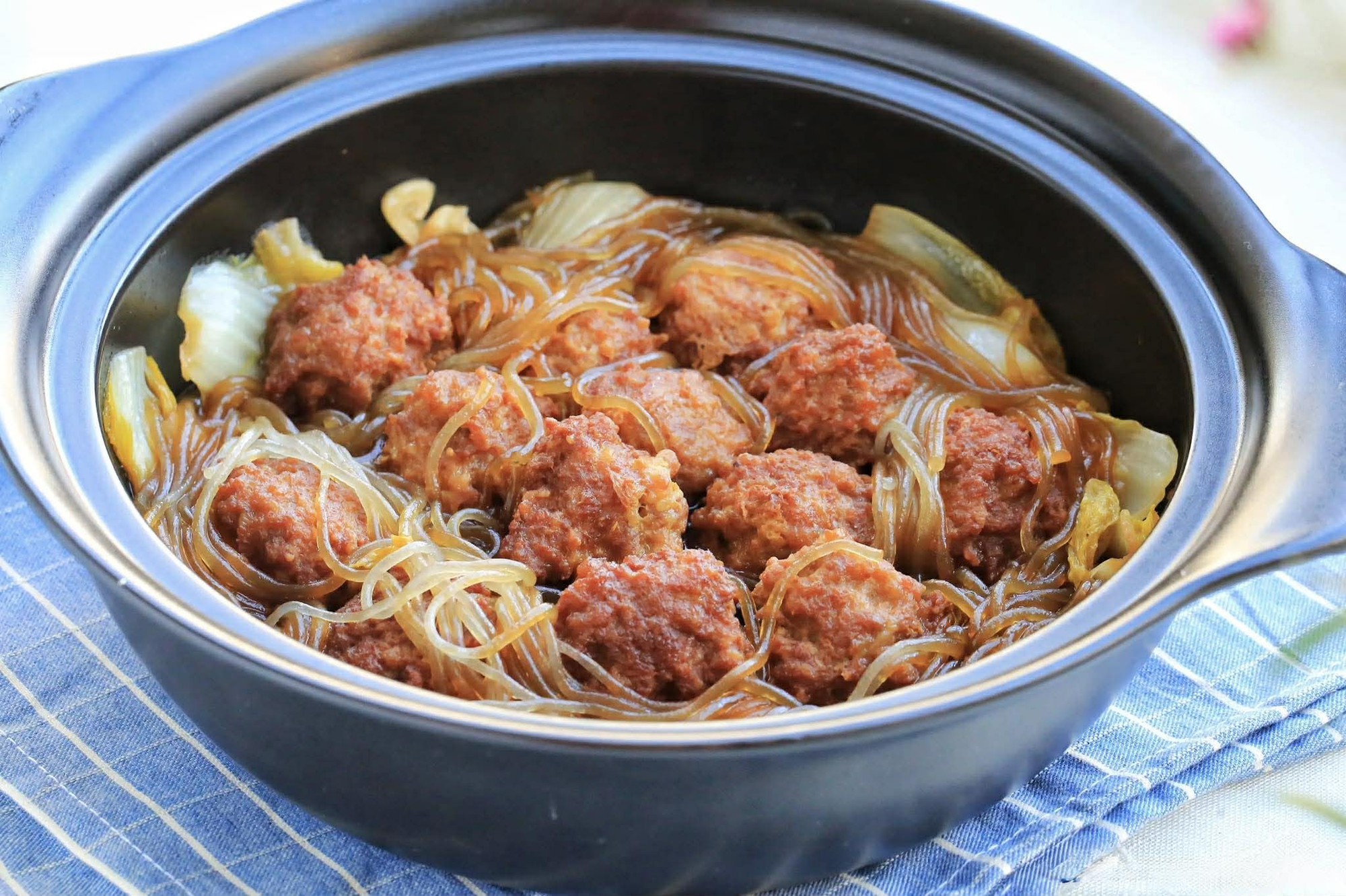 L&agrave;m thịt vi&ecirc;n rồi đem nấu thế n&agrave;y l&agrave; c&oacute; bữa ăn cực ngon miệng, sảng kho&aacute;i cả nh&agrave; thi nhau ăn sạch nồi- Ảnh 15.