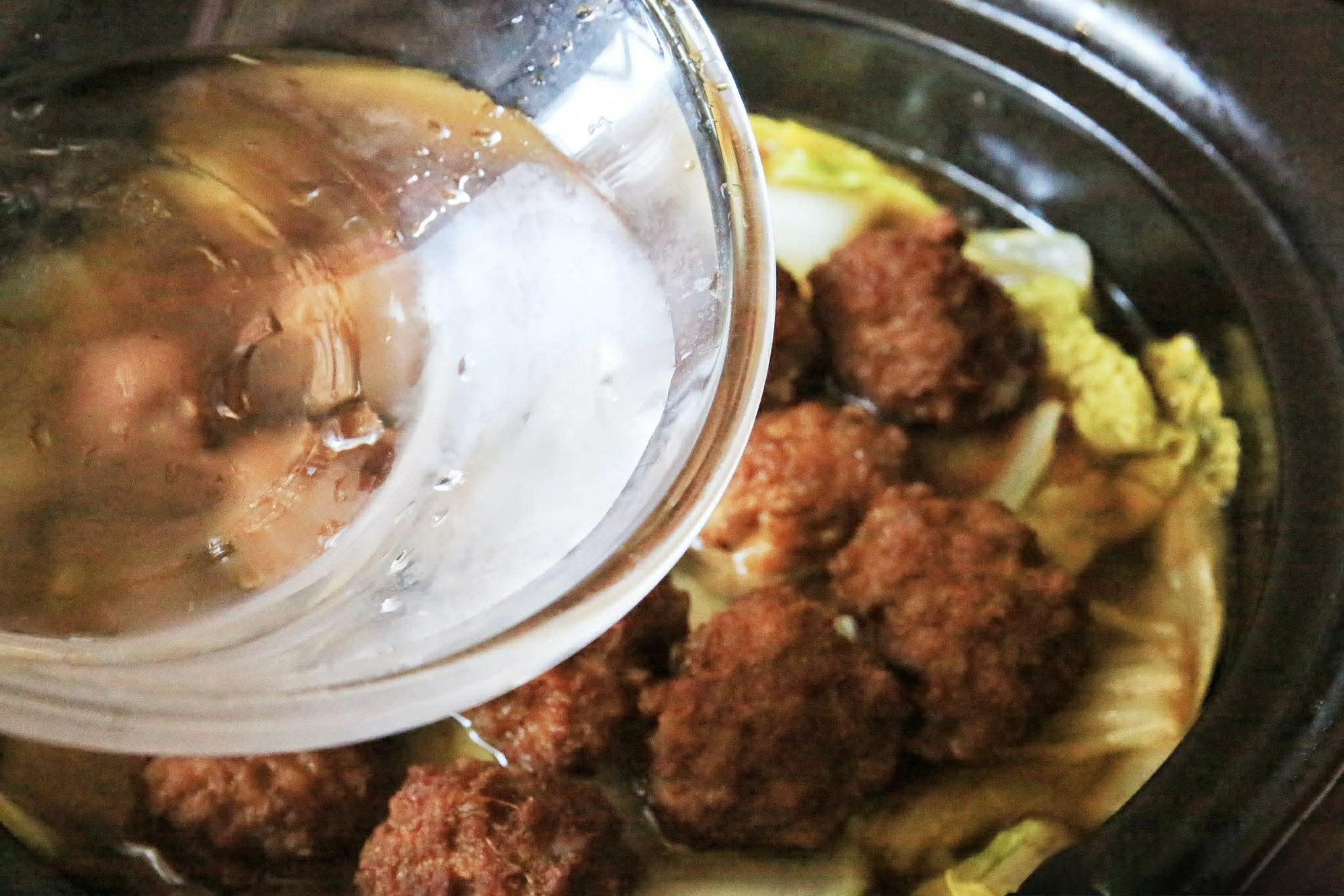 L&agrave;m thịt vi&ecirc;n rồi đem nấu thế n&agrave;y l&agrave; c&oacute; bữa ăn cực ngon miệng, sảng kho&aacute;i cả nh&agrave; thi nhau ăn sạch nồi- Ảnh 13.