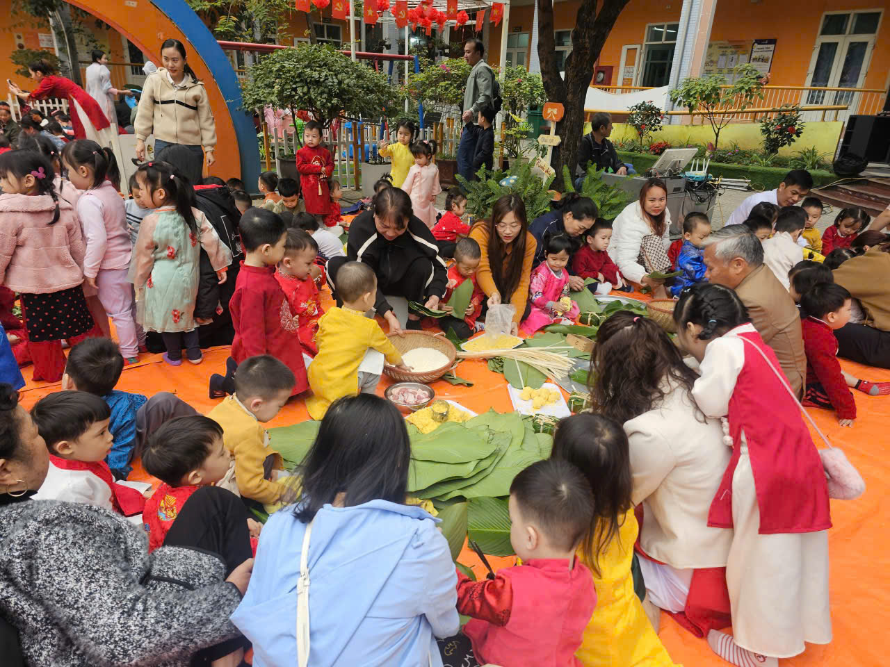 Hội chợ quê đưa không khí Tết Nguyên đán về sớm trên nhiều sân trường Thủ đô - Ảnh 15. Hội chợ quê đưa không khí Tết Nguyên đán về sớm trên nhiều sân trường Thủ đô - Ảnh 15.