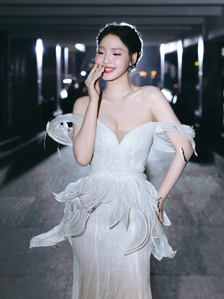 'Mỹ nh&acirc;n trăm tỷ' 18 tuổi đ&oacute;ng ch&iacute;nh trong phim Tết của Trường Giang l&agrave; ai? - Ảnh 11.