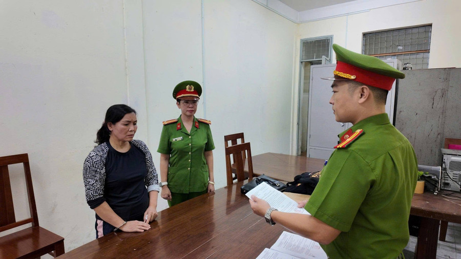 Khởi tố cặp đ&ocirc;i chuy&ecirc;n lừa người ngh&egrave;o bằng chi&ecirc;u 'chạy suất' nh&agrave; ở x&atilde; hội - Ảnh 2.