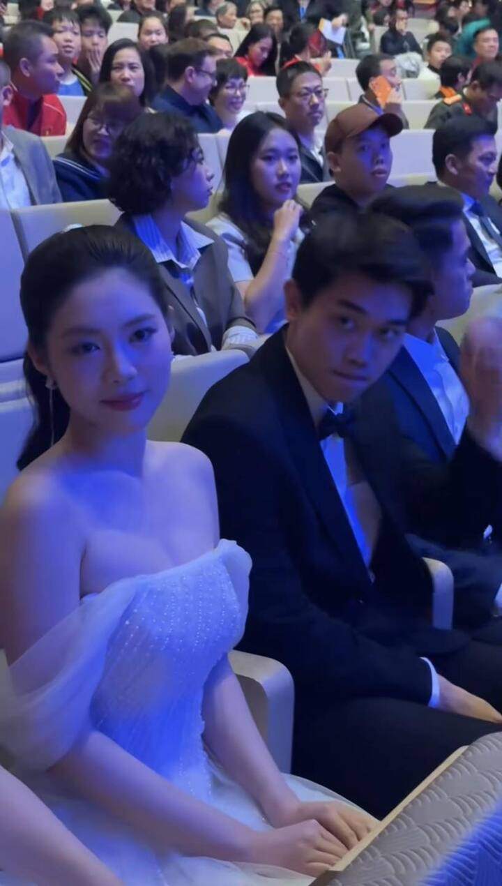 D&acirc;n mạng t&igrave;m kiếm th&ocirc;ng tin &Aacute; hậu xinh đẹp xuất hiện c&ugrave;ng Đ&igrave;nh Bắc - Ảnh 1.