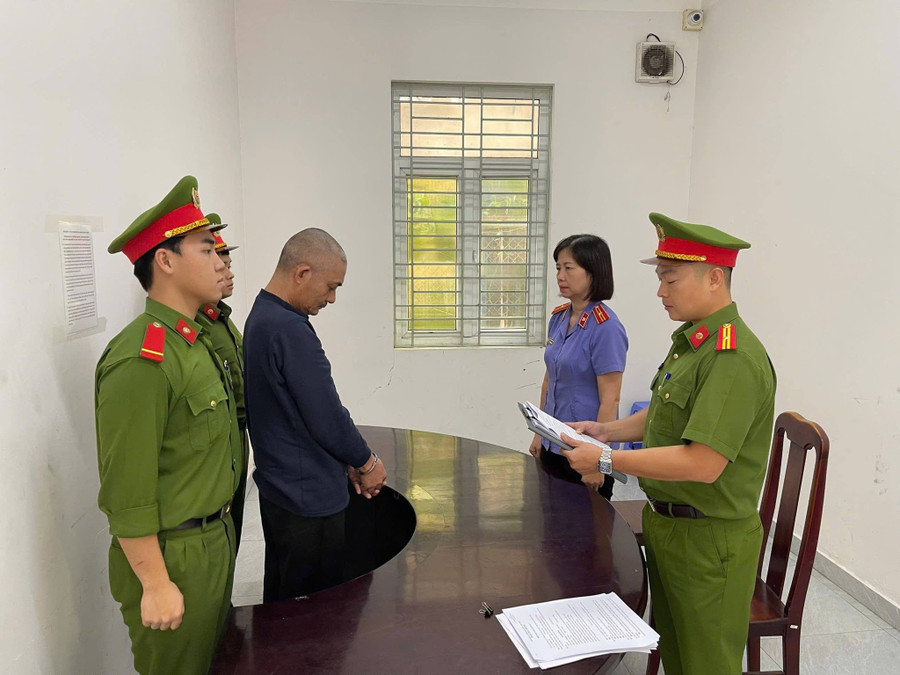 Khởi tố cặp đ&ocirc;i chuy&ecirc;n lừa người ngh&egrave;o bằng chi&ecirc;u 'chạy suất' nh&agrave; ở x&atilde; hội - Ảnh 1.