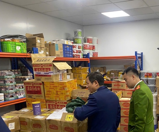 Ph&aacute;t hiện 1 , 5 tấn thực phẩm kh&ocirc;ng r&otilde; nguồn gốc tại C&ocirc;ng ty BBB Thăng Long - Ảnh 1.