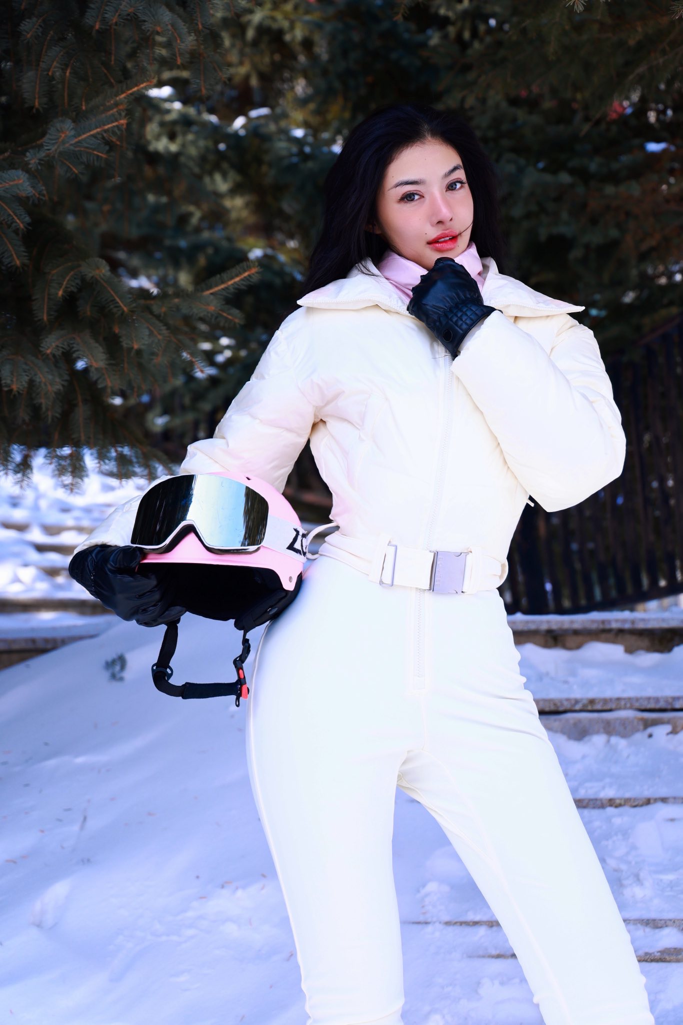 'Soi' thời trang của sao Việt du lịch năm mới: Áo lông, áo phao là 'chân ái' - Ảnh 12. 'Soi' thời trang của sao Việt du lịch năm mới: Áo lông, áo phao là 'chân ái' - Ảnh 12.