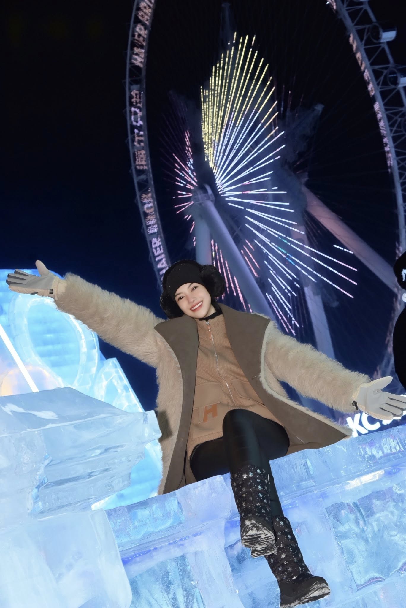 'Soi' thời trang của sao Việt du lịch năm mới: Áo lông, áo phao là 'chân ái' - Ảnh 9. 'Soi' thời trang của sao Việt du lịch năm mới: Áo lông, áo phao là 'chân ái' - Ảnh 9.