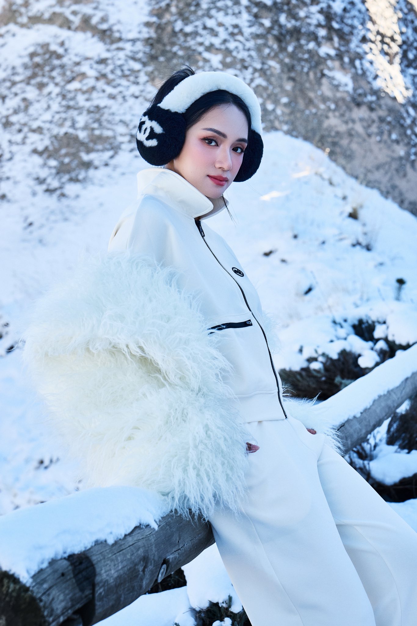 'Soi' thời trang của sao Việt du lịch năm mới: Áo lông, áo phao là 'chân ái' - Ảnh 7. 'Soi' thời trang của sao Việt du lịch năm mới: Áo lông, áo phao là 'chân ái' - Ảnh 7.