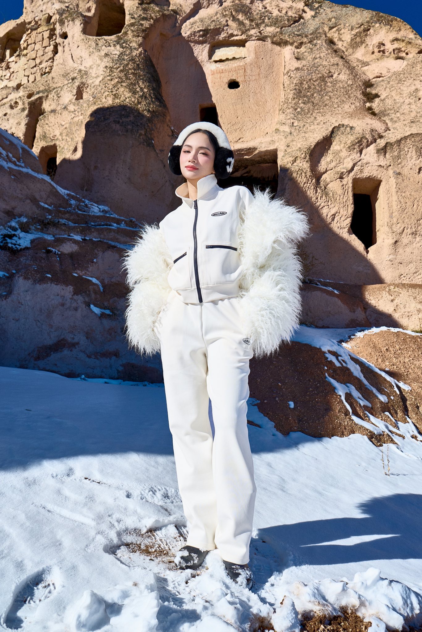 'Soi' thời trang của sao Việt du lịch năm mới: Áo lông, áo phao là 'chân ái' - Ảnh 5. 'Soi' thời trang của sao Việt du lịch năm mới: Áo lông, áo phao là 'chân ái' - Ảnh 5.