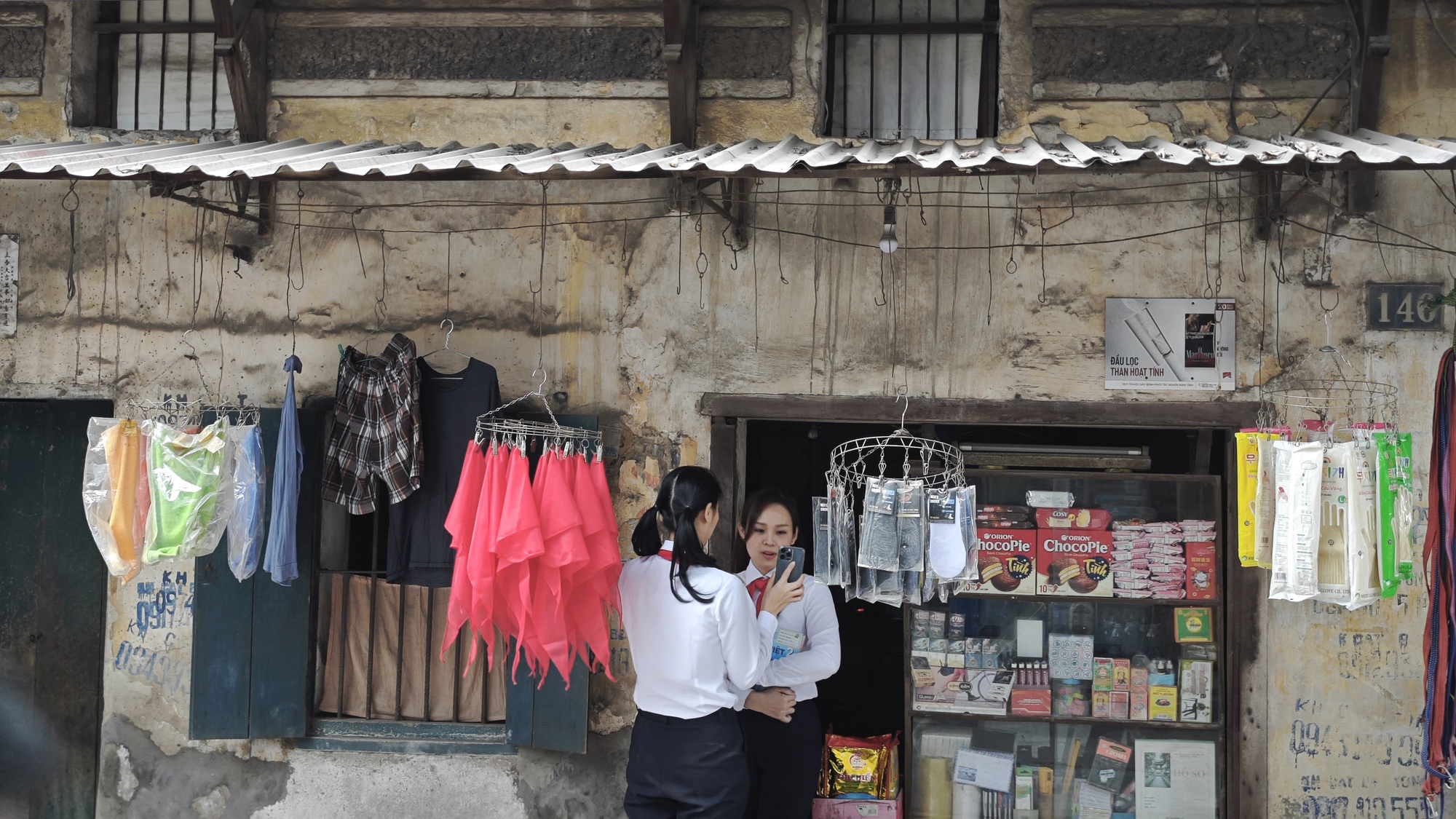 Điểm check-in lạ giữa Hà Nội: Quán tạp hóa cũ gợi cả bầu trời tuổi thơ, thái độ của bà chủ quán khi nhiều người tìm đến chụp ảnh - Ảnh 3. Điểm check-in lạ giữa Hà Nội: Quán tạp hóa cũ gợi cả bầu trời tuổi thơ, thái độ của bà chủ quán khi nhiều người tìm đến chụp ảnh - Ảnh 3.