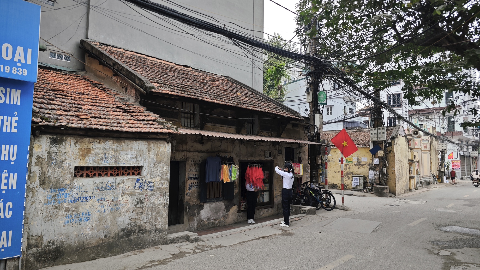Điểm check-in lạ giữa Hà Nội: Quán tạp hóa cũ gợi cả bầu trời tuổi thơ, thái độ của bà chủ quán khi nhiều người tìm đến chụp ảnh - Ảnh 4. Điểm check-in lạ giữa Hà Nội: Quán tạp hóa cũ gợi cả bầu trời tuổi thơ, thái độ của bà chủ quán khi nhiều người tìm đến chụp ảnh - Ảnh 4.