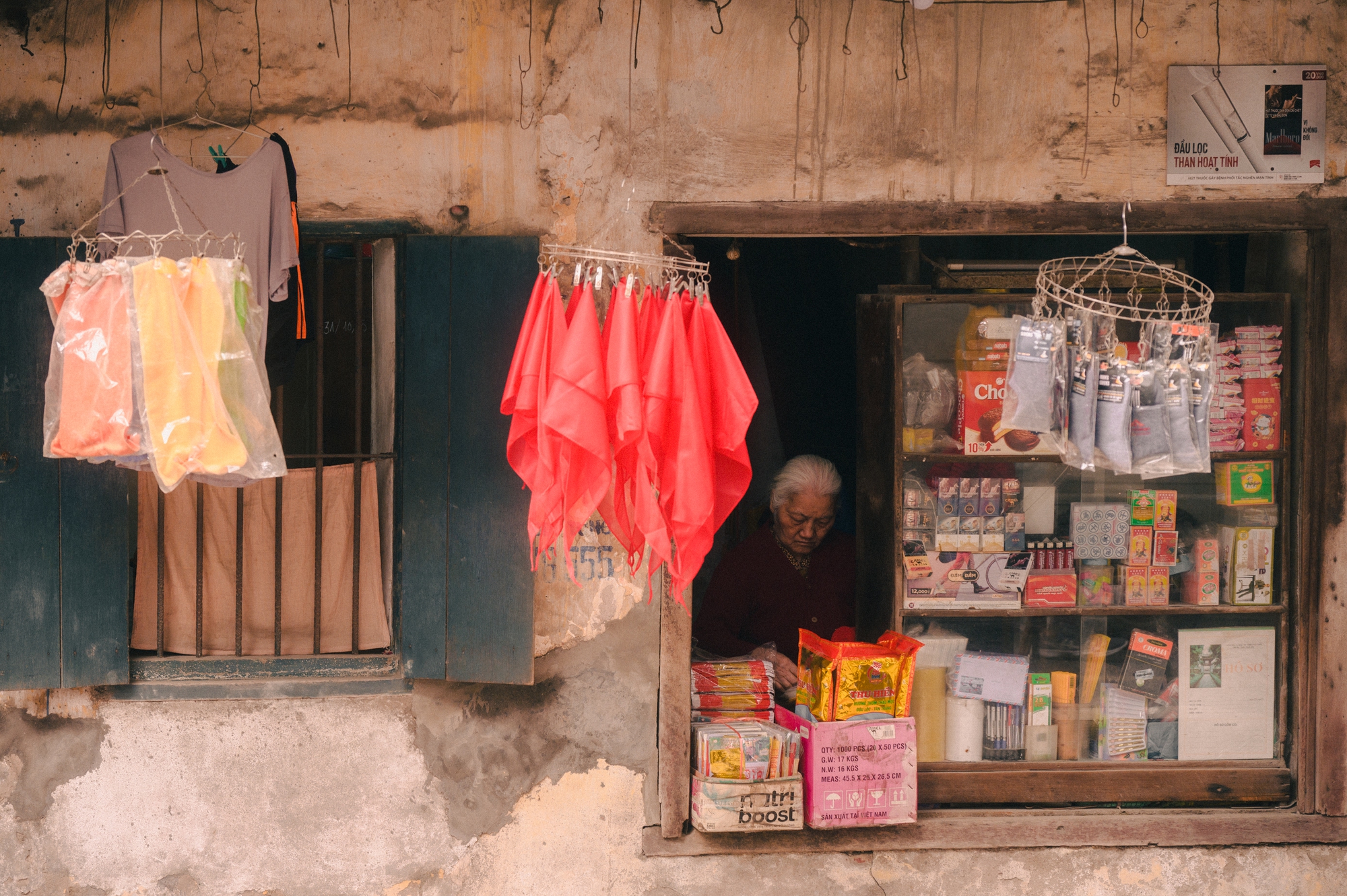 Điểm check-in lạ giữa Hà Nội: Quán tạp hóa cũ gợi cả bầu trời tuổi thơ, thái độ của bà chủ quán khi nhiều người tìm đến chụp ảnh - Ảnh 5. Điểm check-in lạ giữa Hà Nội: Quán tạp hóa cũ gợi cả bầu trời tuổi thơ, thái độ của bà chủ quán khi nhiều người tìm đến chụp ảnh - Ảnh 5.