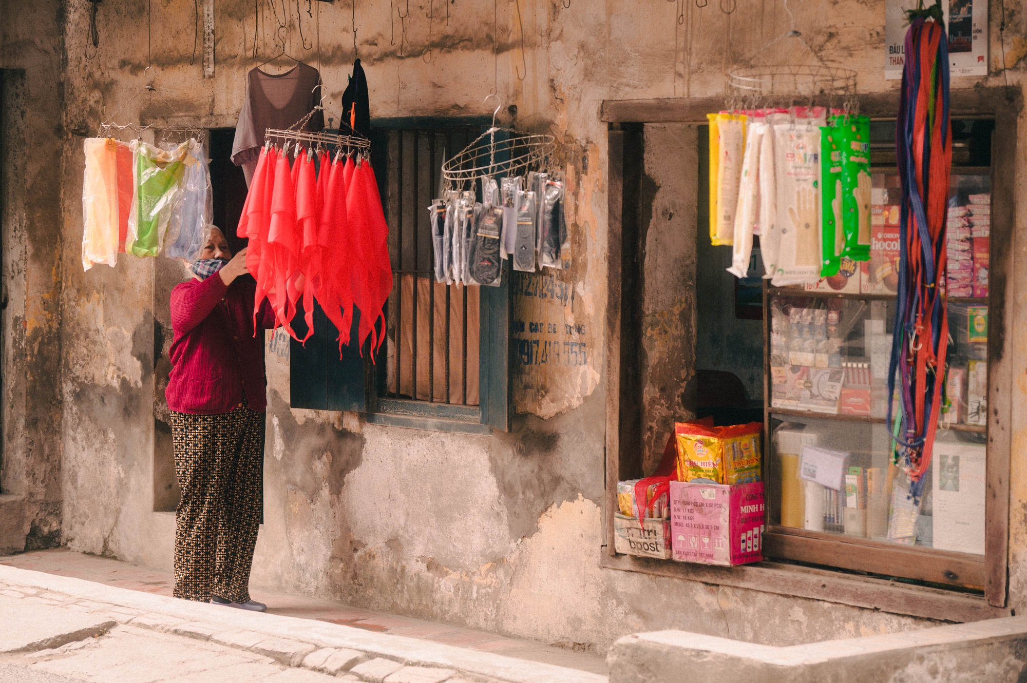 Điểm check-in lạ giữa Hà Nội: Quán tạp hóa cũ gợi cả bầu trời tuổi thơ, thái độ của bà chủ quán khi nhiều người tìm đến chụp ảnh - Ảnh 1. Điểm check-in lạ giữa Hà Nội: Quán tạp hóa cũ gợi cả bầu trời tuổi thơ, thái độ của bà chủ quán khi nhiều người tìm đến chụp ảnh - Ảnh 1.