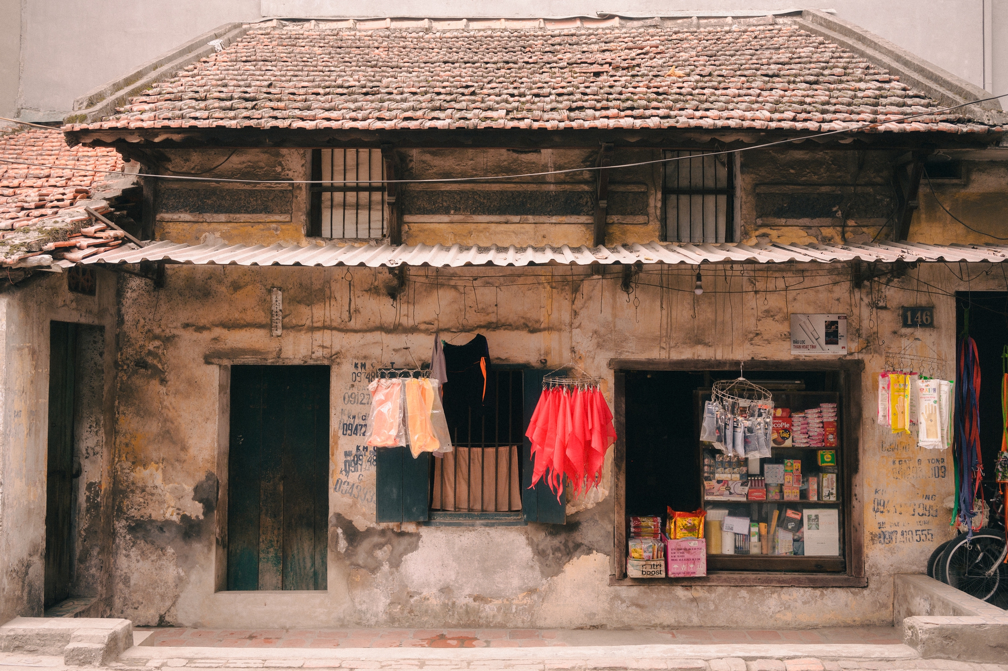 Điểm check-in lạ giữa Hà Nội: Quán tạp hóa cũ gợi cả bầu trời tuổi thơ, thái độ của bà chủ quán khi nhiều người tìm đến chụp ảnh - Ảnh 2. Điểm check-in lạ giữa Hà Nội: Quán tạp hóa cũ gợi cả bầu trời tuổi thơ, thái độ của bà chủ quán khi nhiều người tìm đến chụp ảnh - Ảnh 2.