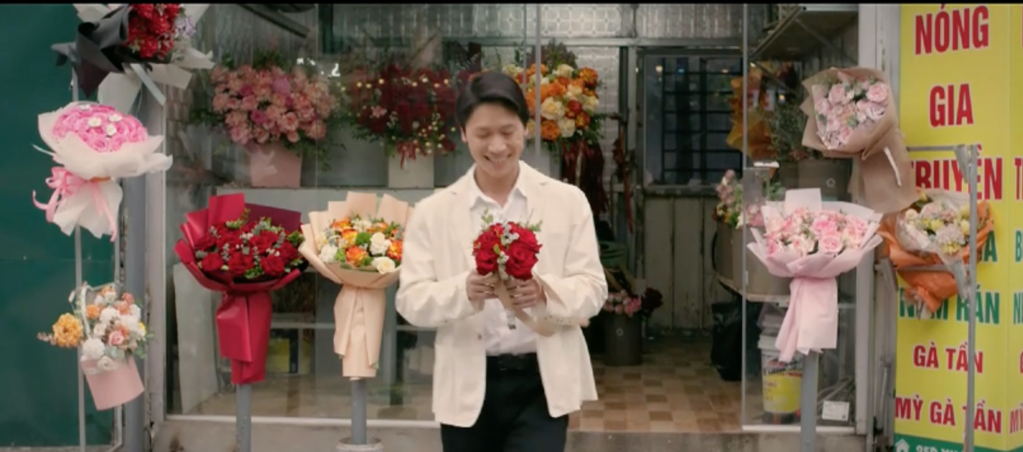 Đi mua hoa tặng Thư, Bi&ecirc;n bị bố ruột đ&acirc;m trọng thương - Ảnh 1.