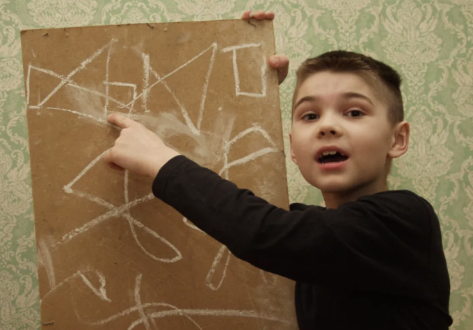 Cậu b&eacute; tự nhận đến từ sao Hỏa 20 năm trước giờ ra sao? - Ảnh 1.