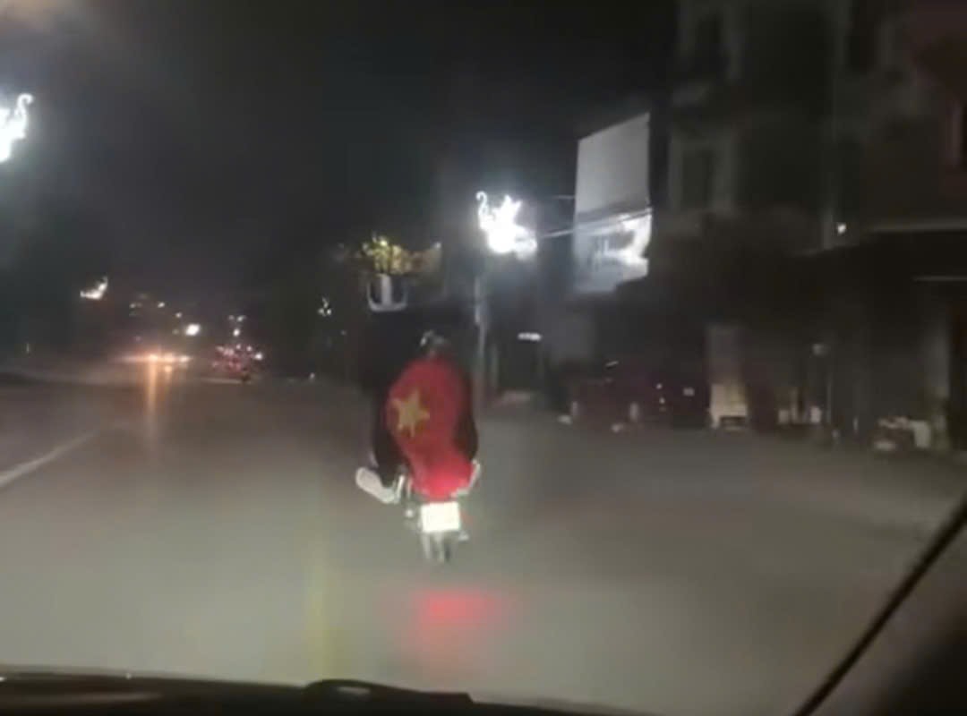 Thái Nguyên xử phạt nam thanh niên bốc đầu xe máy trên phố - Ảnh 1.