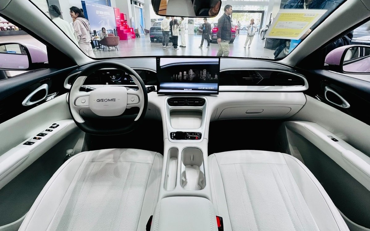 SUV cỡ nhỏ gi&aacute; 253 triệu đồng với thiết kế đẹp v&agrave; nội thất t&iacute;ch hợp AI - Ảnh 1.