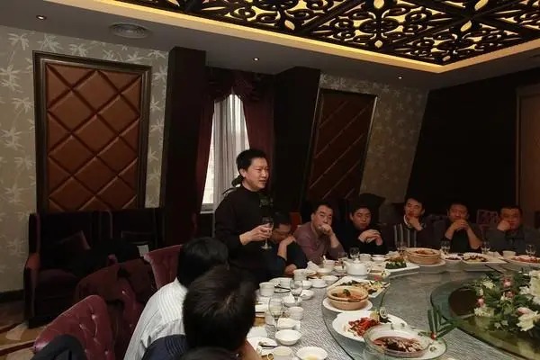 Vừa thăng chức đ&atilde; đứng ra khao họp lớp, ph&uacute;t sau t&ocirc;i chết lặng khi cả b&agrave;n gọi 10 con t&ocirc;m h&ugrave;m lớn - Ảnh 1.