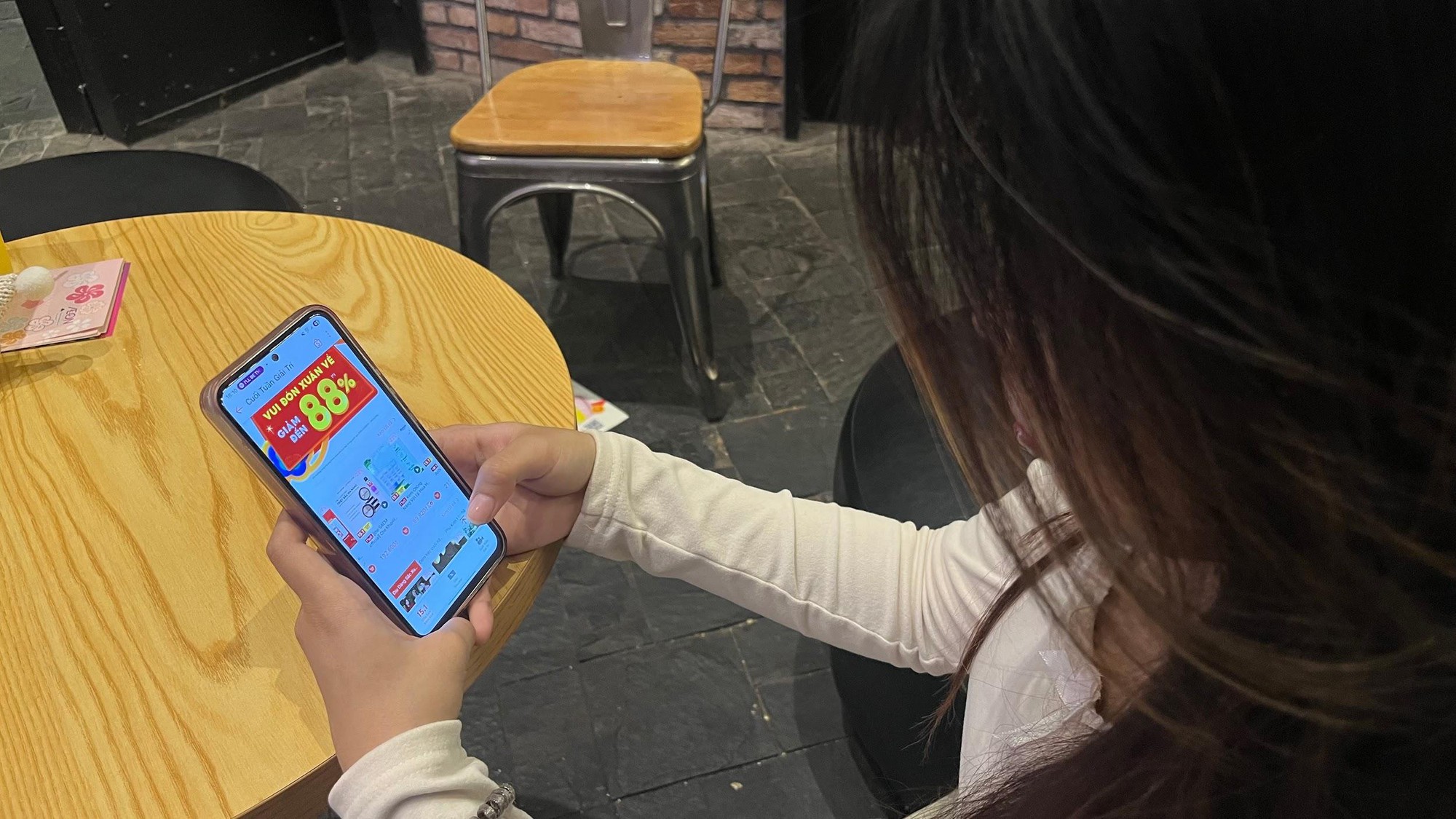 Người ti&ecirc;u d&ugrave;ng được lợi hay mắc bẫy khuyến mại quen thuộc? - Ảnh 2.