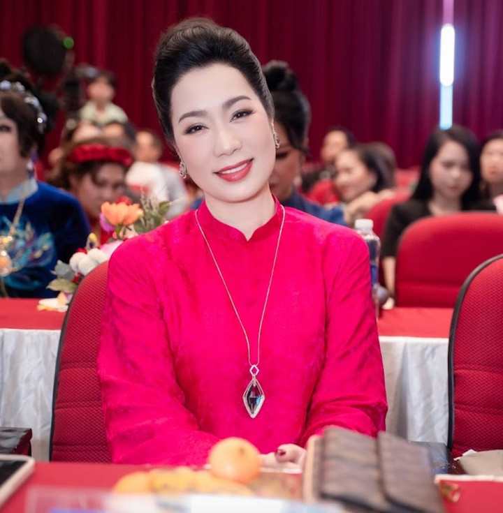 NSND l&agrave; &Aacute; hậu Việt Nam, l&agrave;m trưởng ban gi&aacute;m khảo chấm nhan sắc ở tuổi 54 l&agrave; ai? - Ảnh 1.