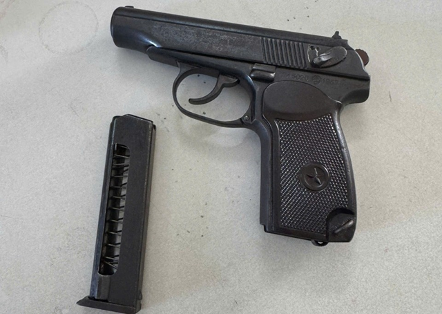 Người đàn ông phát hiện khẩu súng ngắn khi đi làm đồng - Ảnh 1. Người đàn ông phát hiện khẩu súng ngắn khi đi làm đồng - Ảnh 1.