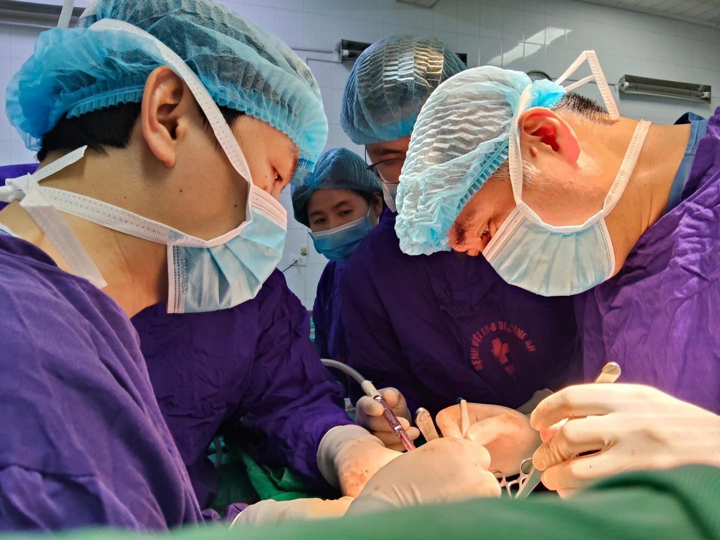 Người đàn ông phát hiện mắc cùng lúc 2 bệnh ung thư từ dấu hiệu nhiều người Việt mắc phải - Ảnh 1.