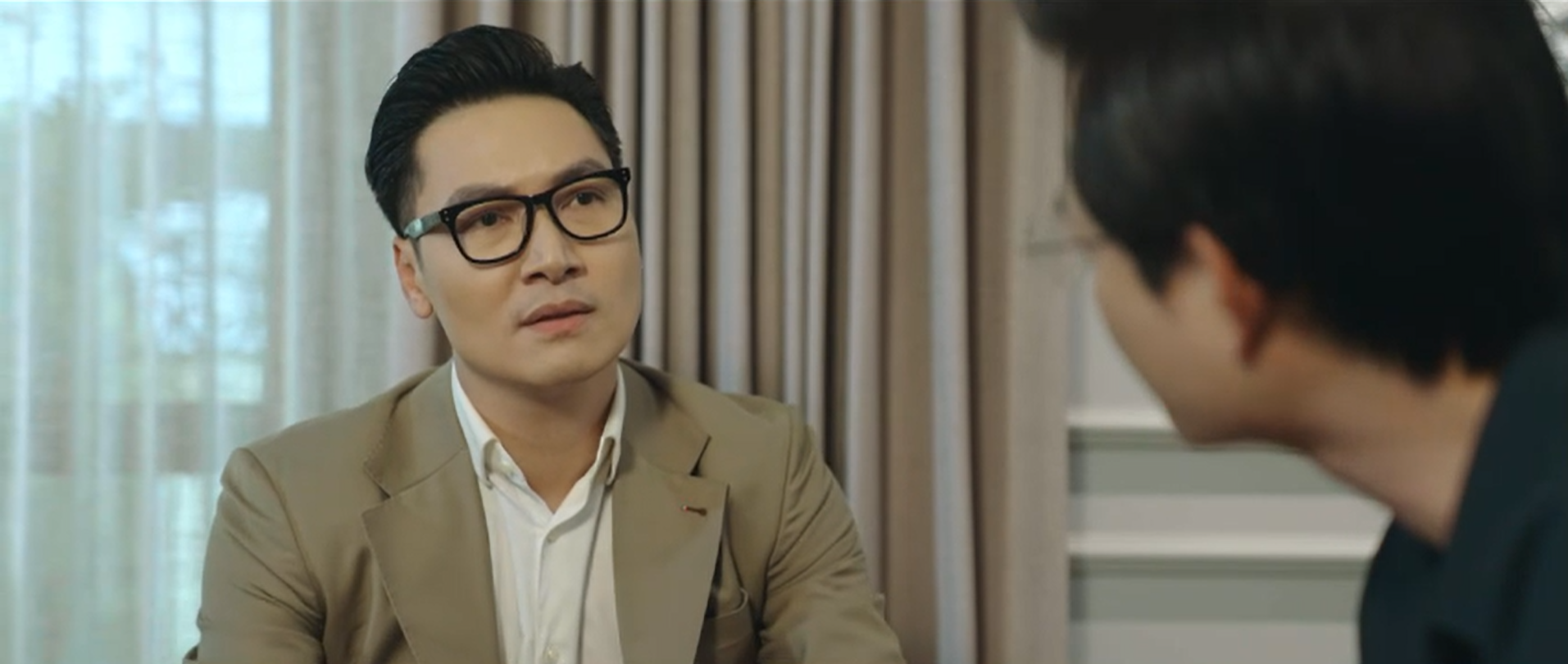 Phó bí thư tỉnh Sách bị phát hiện ngoại tình - Ảnh 2. Lằn ranh - Tập 45: Ông Sách bị vợ phát hiện ngoại tình, vào “tầm ngắm” của Bí thư Sơn - Ảnh 4.