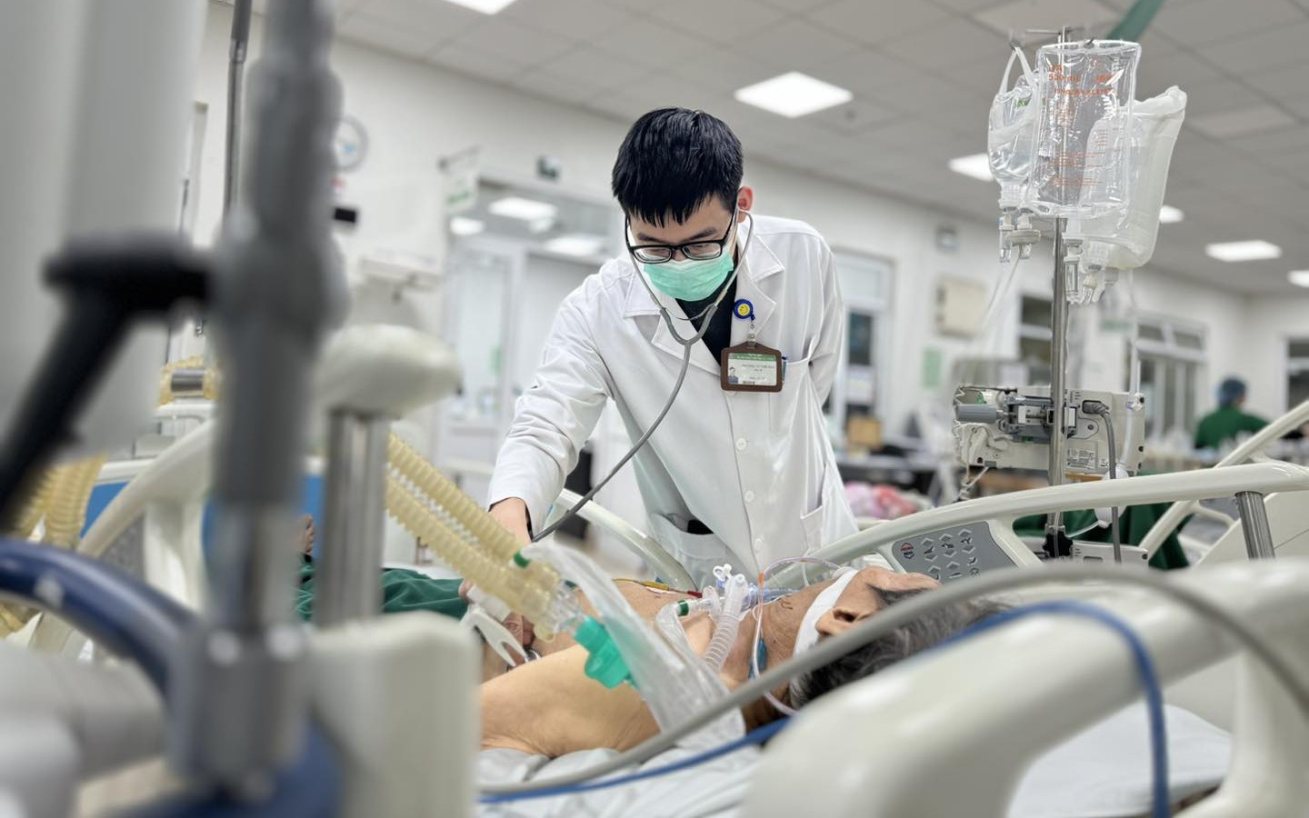 Sốt k&eacute;o d&agrave;i sau Covid-19, người đ&agrave;n &ocirc;ng 43 tuổi ph&aacute;t hiện mắc lao m&agrave;ng ngo&agrave;i tim hiếm gặp - Ảnh 2.
