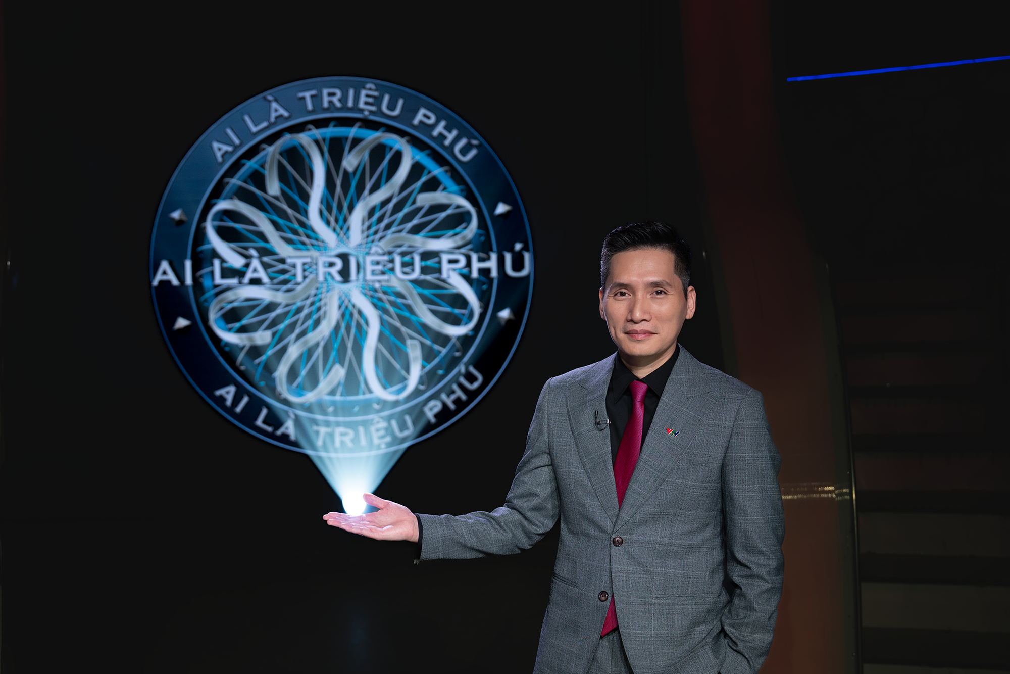 MC Quốc Khánh thay thế Đinh Tiến Dũng dẫn chương trình ' Ai là triệu phú ' - Ảnh 2. MC Quốc Khánh thay thế Đinh Tiến Dũng dẫn chương trình ' Ai là triệu phú ' - Ảnh 2.