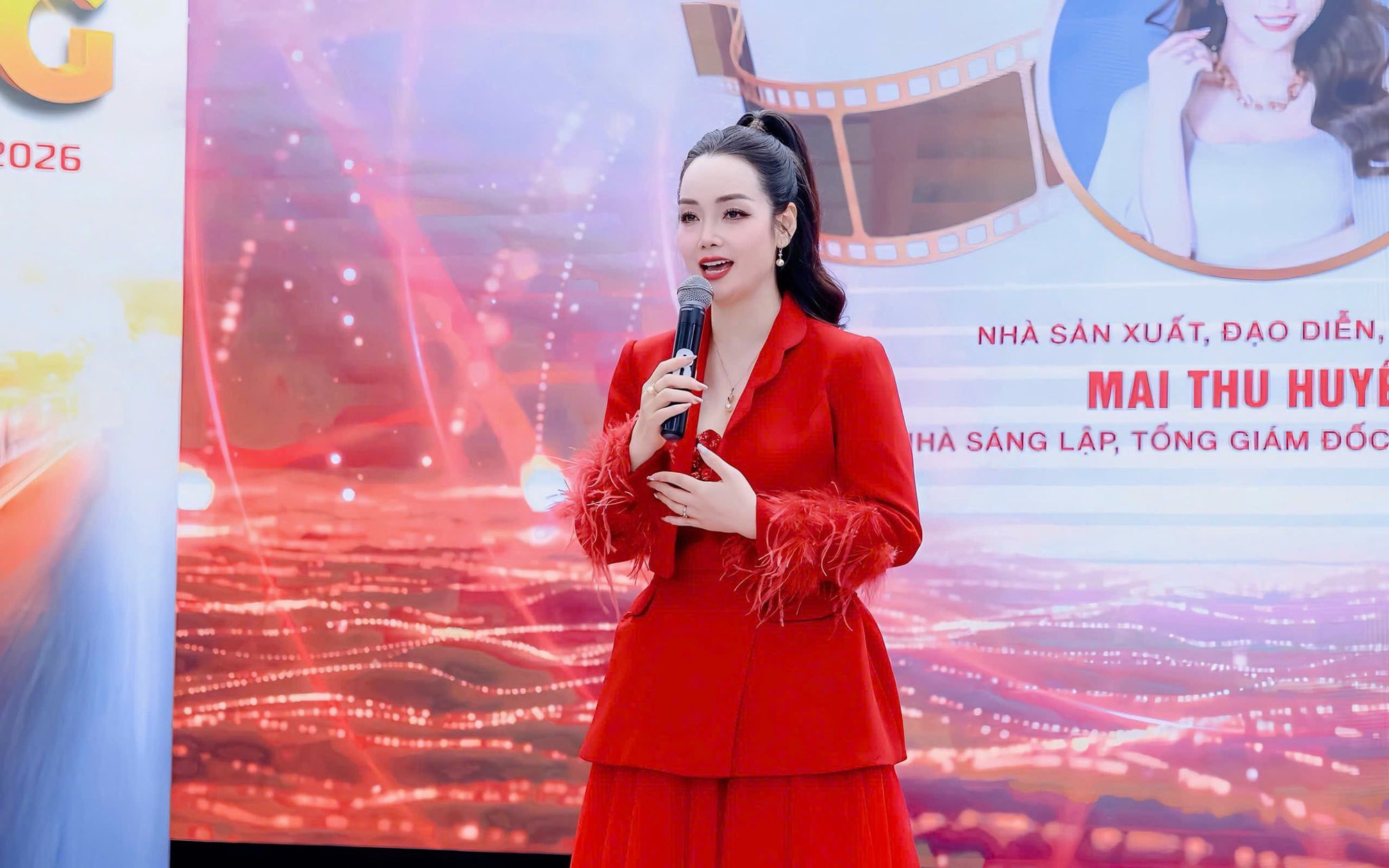 Mai Thu Huyền đưa cả gia đ&igrave;nh ra H&agrave; Nội sinh sống, kết hợp c&ocirc;ng việc với đạo diễn Khải Anh