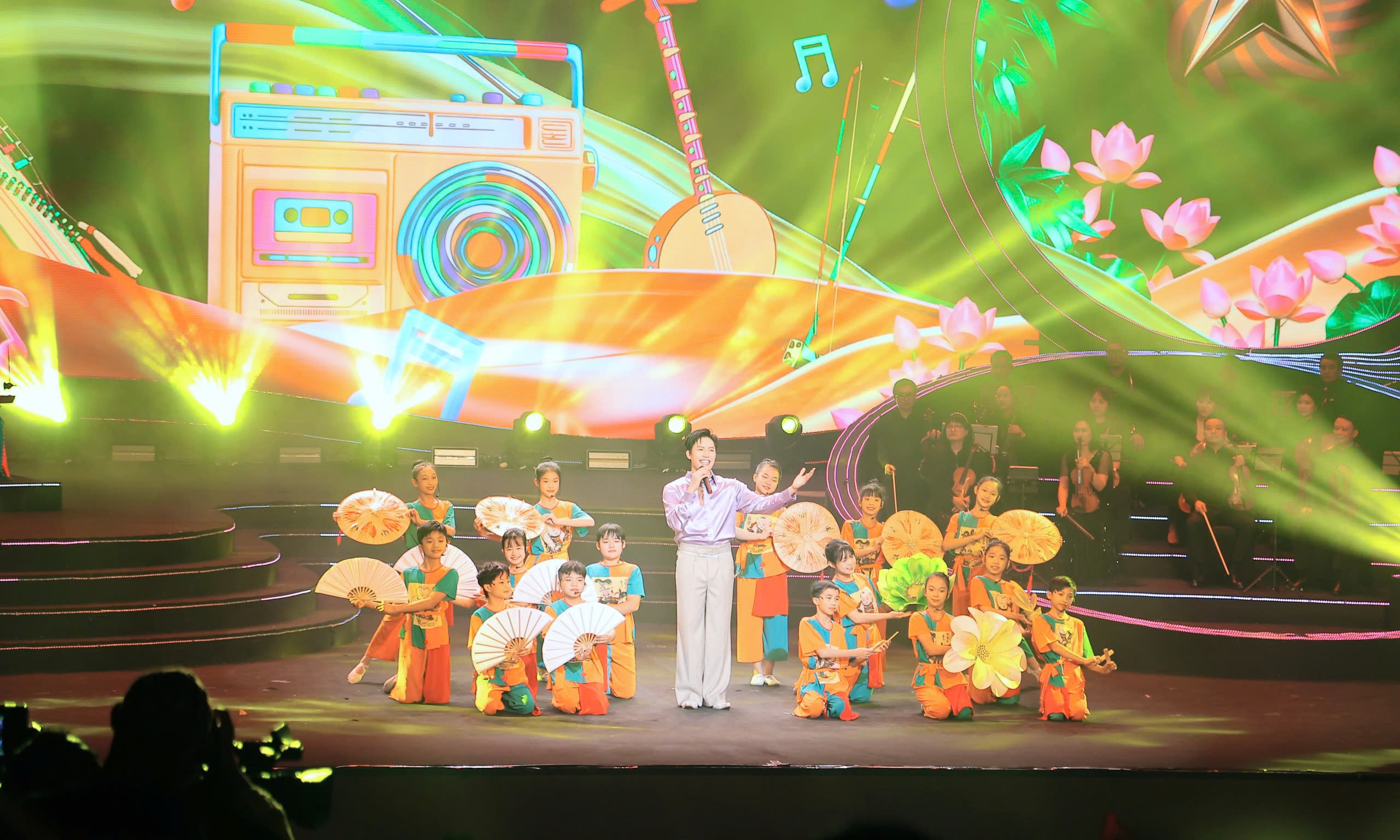 Chương tr&igrave;nh nghệ thuật ' với Đảng vẹn to&agrave;n niềm tin y&ecirc;u ' đầy cảm x&uacute;c v&agrave; &yacute; nghĩa - Ảnh 9.