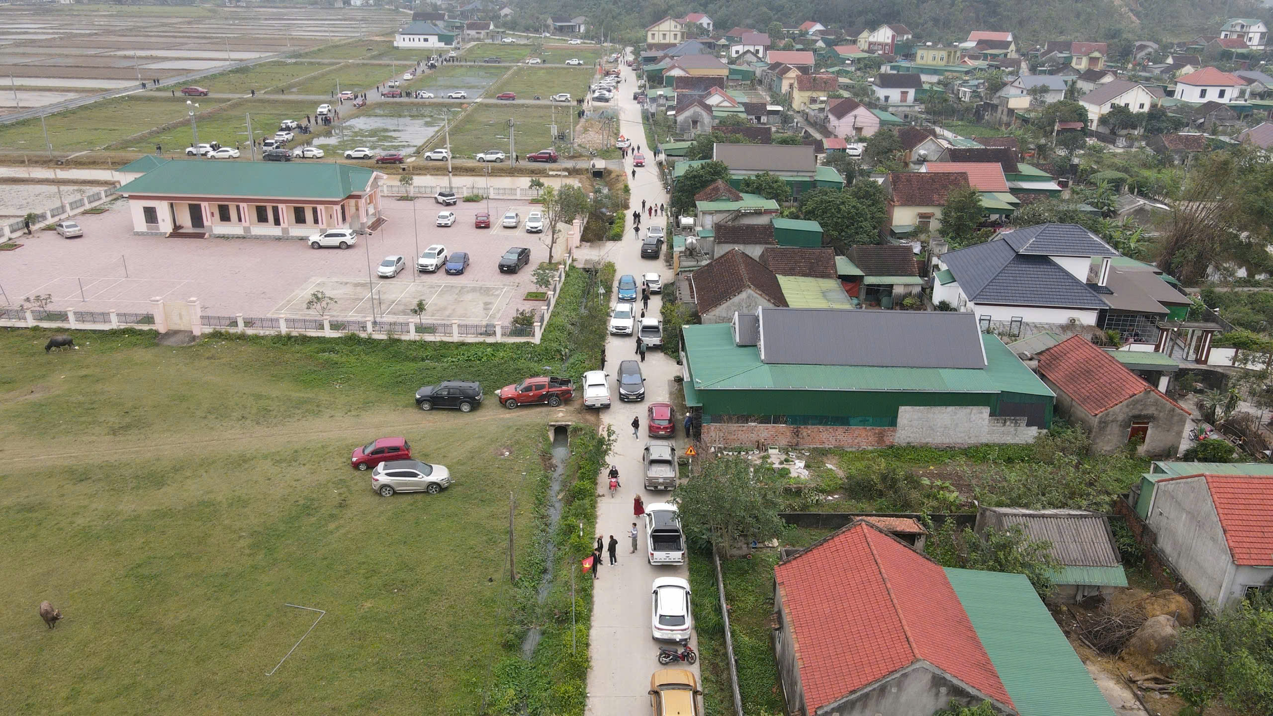 Cảnh tượng 'c&ograve; đất' đổ về, &ocirc; t&ocirc; đậu k&iacute;n đường l&agrave;ng sau th&ocirc;ng tin đề xuất khu c&ocirc;ng nghiệp VSIP 4  - Ảnh 1.