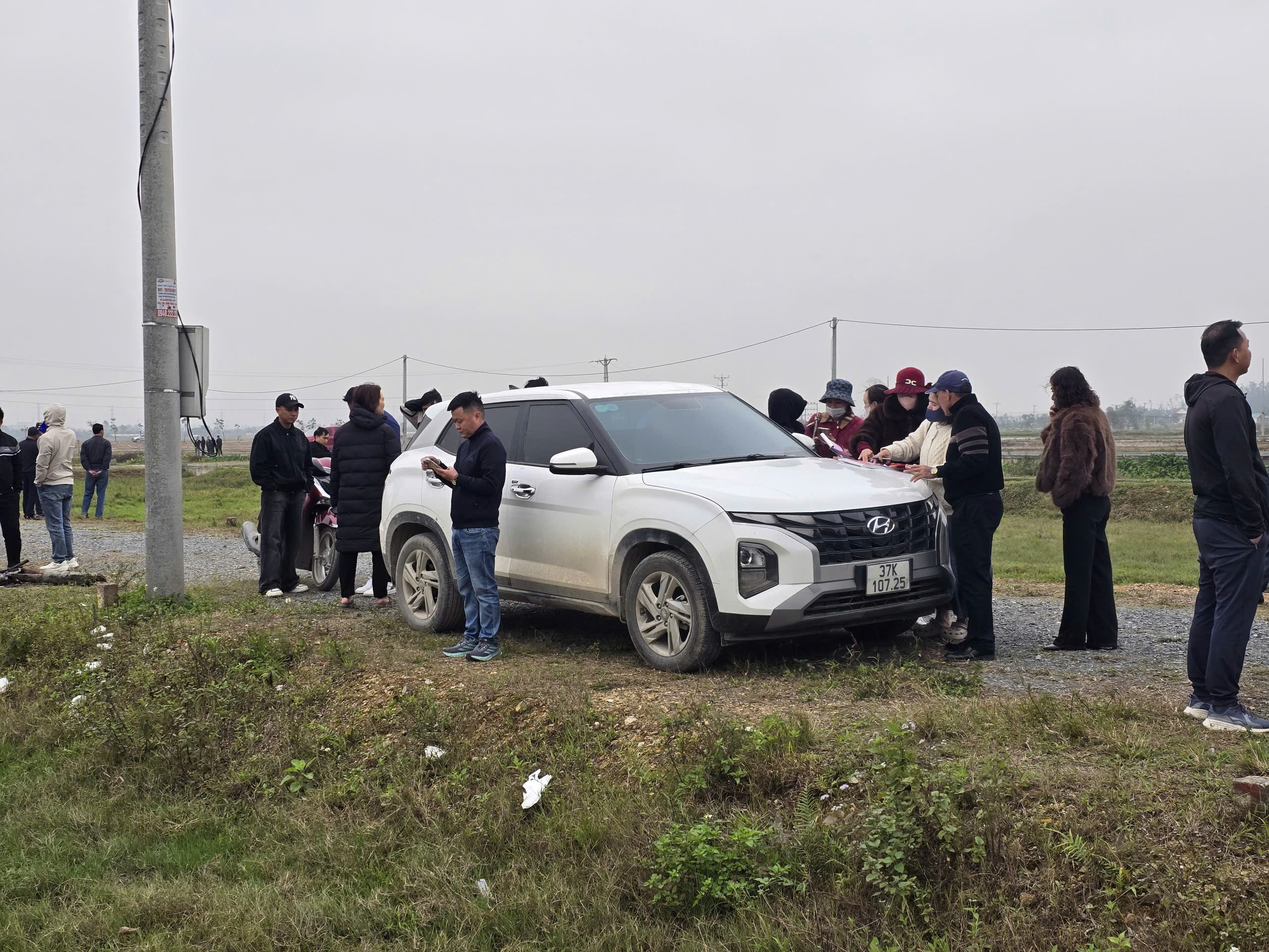 Cảnh tượng 'c&ograve; đất' đổ về, &ocirc; t&ocirc; đậu k&iacute;n đường l&agrave;ng sau th&ocirc;ng tin đề xuất khu c&ocirc;ng nghiệp VSIP 4  - Ảnh 6.