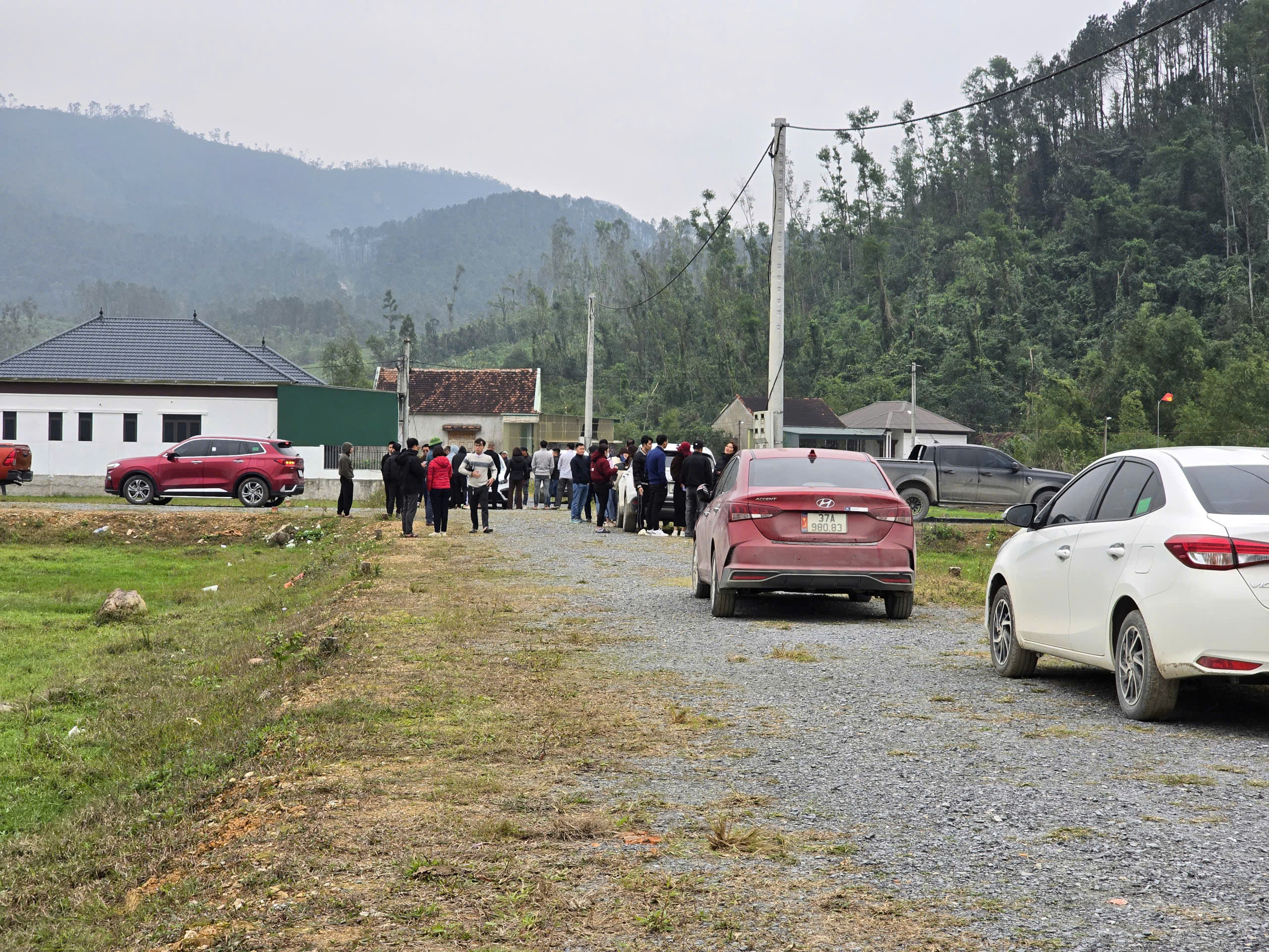 Cảnh tượng 'c&ograve; đất' đổ về, &ocirc; t&ocirc; đậu k&iacute;n đường l&agrave;ng sau th&ocirc;ng tin đề xuất khu c&ocirc;ng nghiệp VSIP 4  - Ảnh 4.