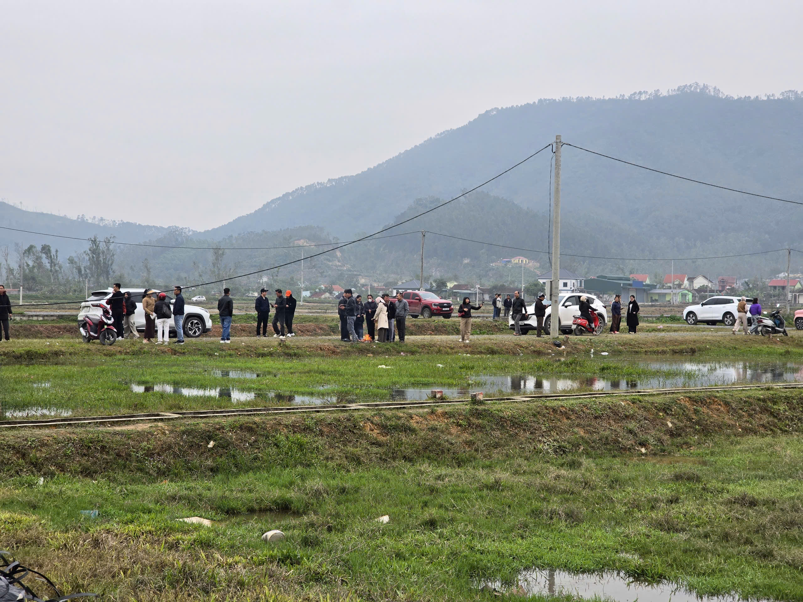 Cảnh tượng 'c&ograve; đất' đổ về, &ocirc; t&ocirc; đậu k&iacute;n đường l&agrave;ng sau th&ocirc;ng tin đề xuất khu c&ocirc;ng nghiệp VSIP 4  - Ảnh 7.