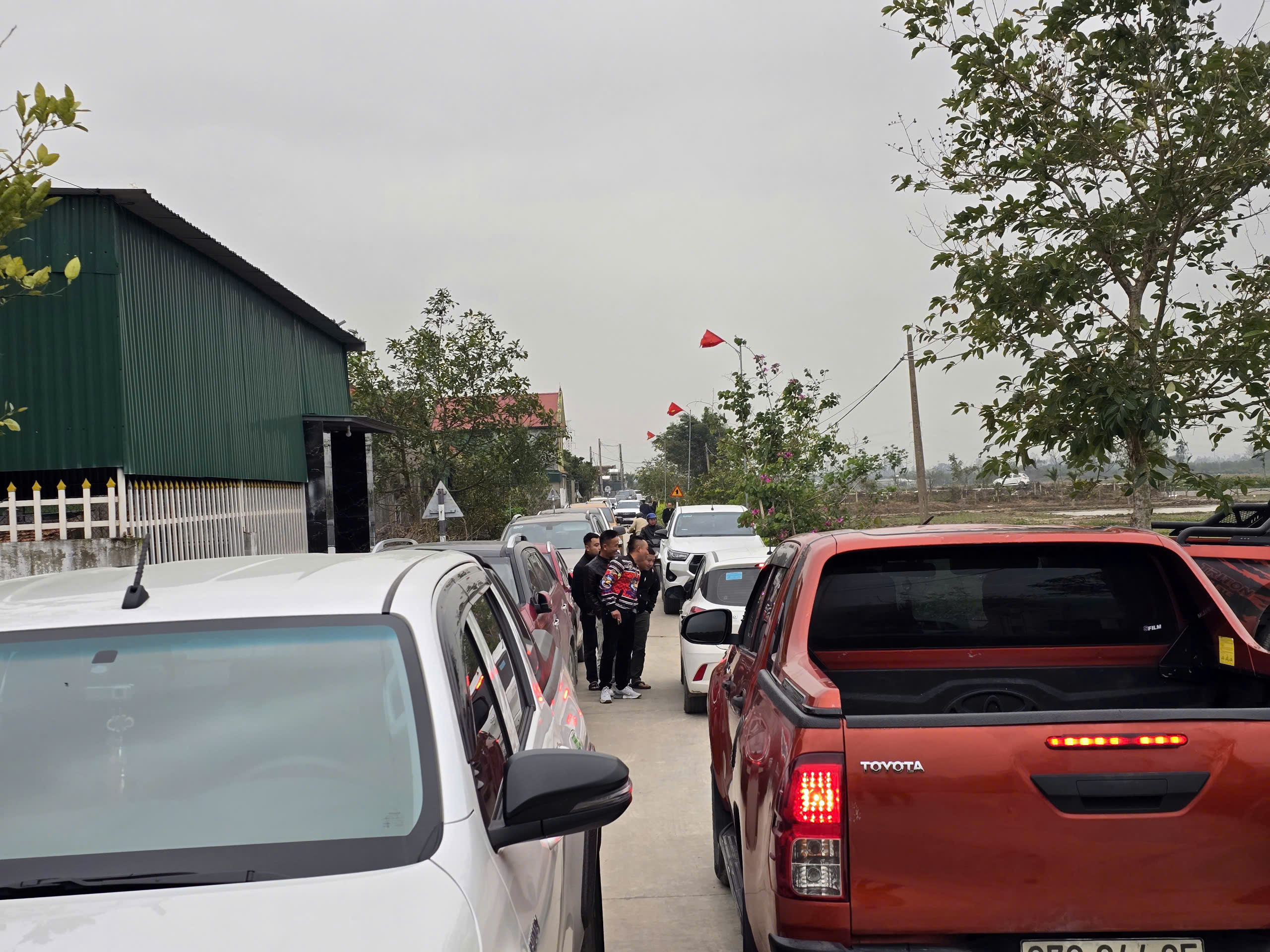 Cảnh tượng 'c&ograve; đất' đổ về, &ocirc; t&ocirc; đậu k&iacute;n đường l&agrave;ng sau th&ocirc;ng tin đề xuất khu c&ocirc;ng nghiệp VSIP 4  - Ảnh 2.