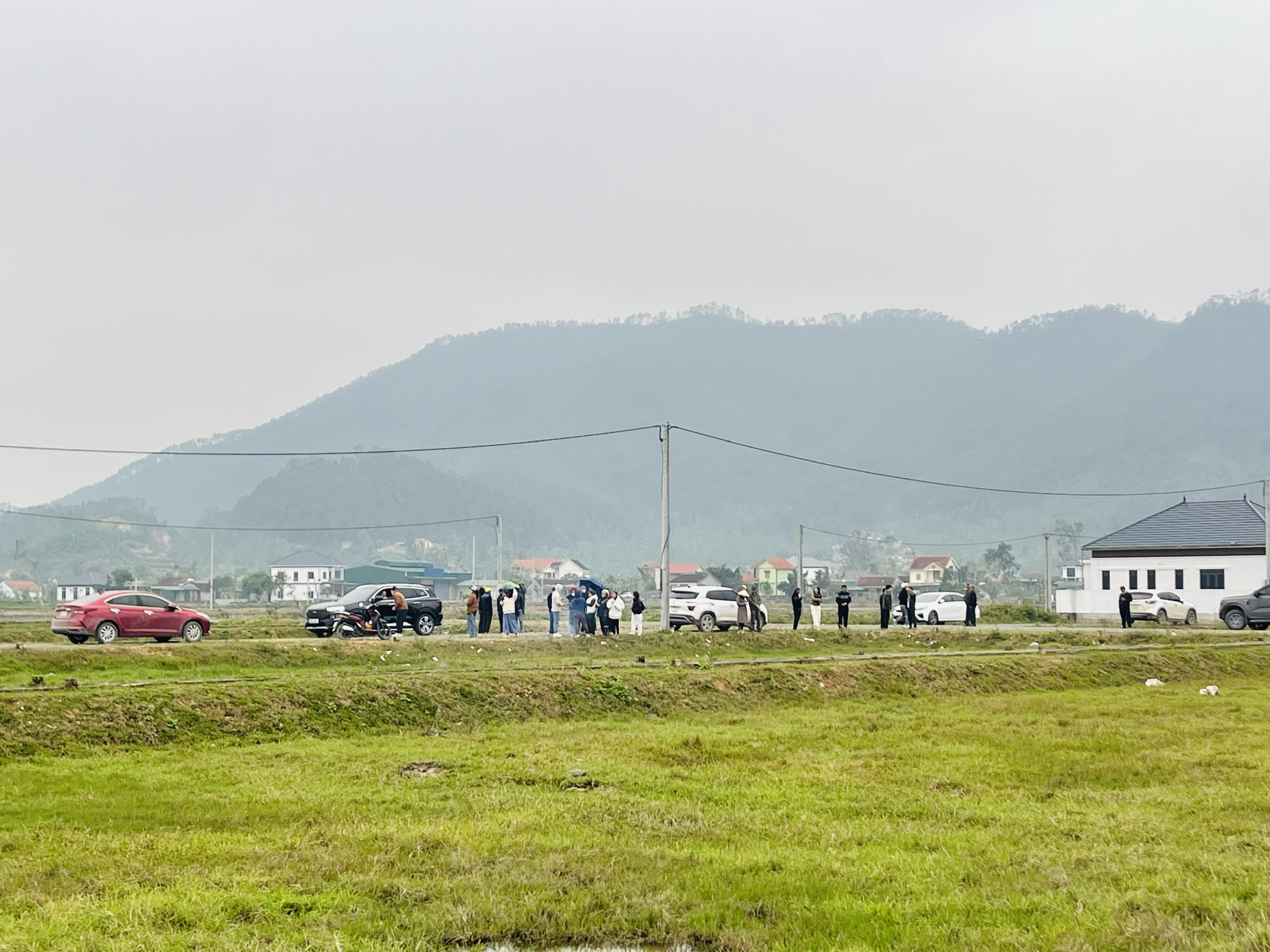 Cảnh tượng 'c&ograve; đất' đổ về, &ocirc; t&ocirc; đậu k&iacute;n đường l&agrave;ng sau th&ocirc;ng tin đề xuất khu c&ocirc;ng nghiệp VSIP 4  - Ảnh 9.