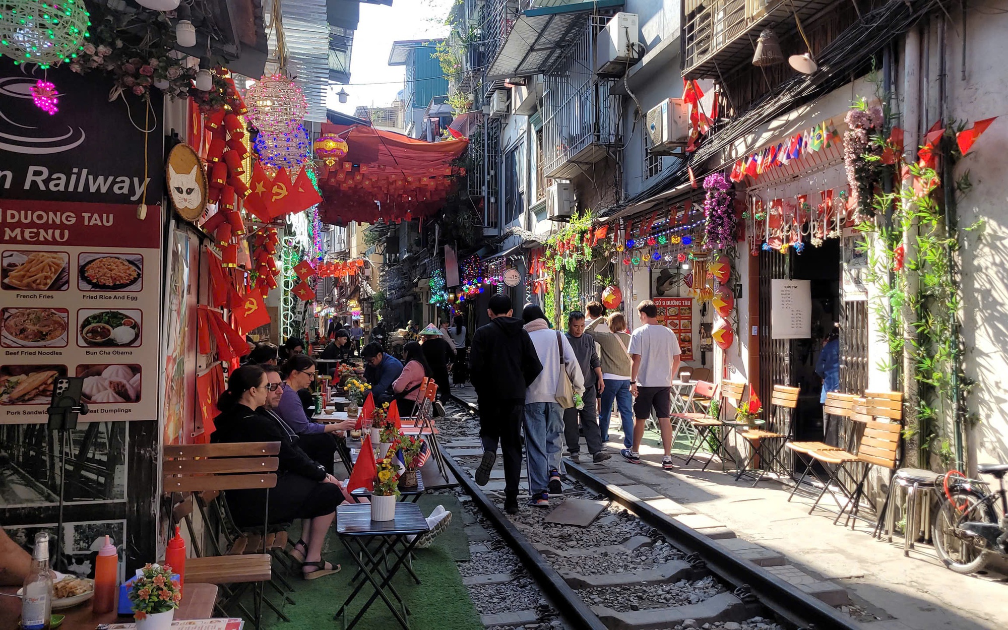 H&agrave; Nội điều chỉnh dừng chạy t&agrave;u qua nội đ&ocirc;: Người d&acirc;n ủng hộ, tiểu thương băn khoăn