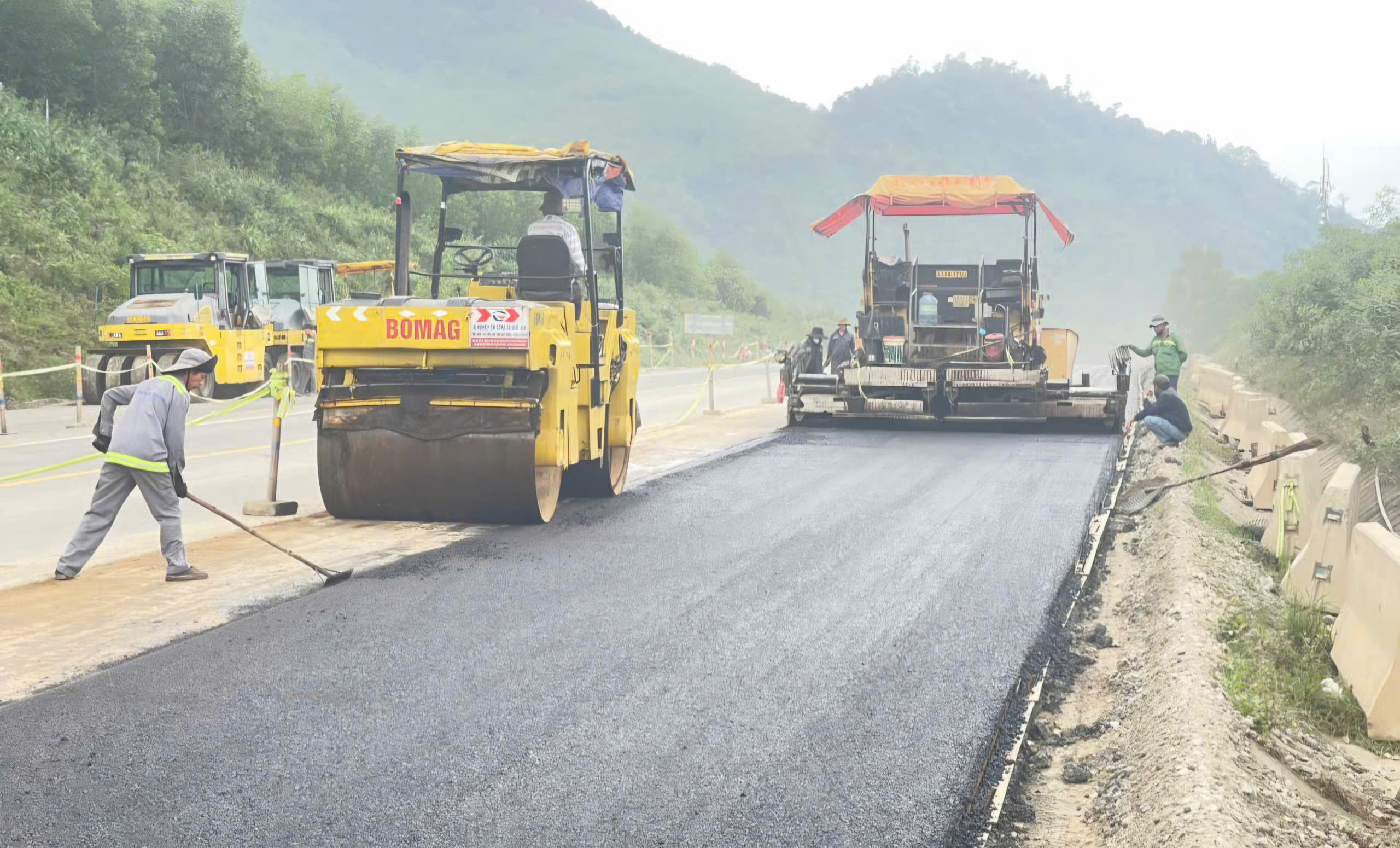 Li&ecirc;n tiếp tổ chức phương &aacute;n giao th&ocirc;ng tạm thời, dự &aacute;n mở rộng cao tốc La Sơn - H&ograve;a Li&ecirc;n hiện ra sao? - Ảnh 1.