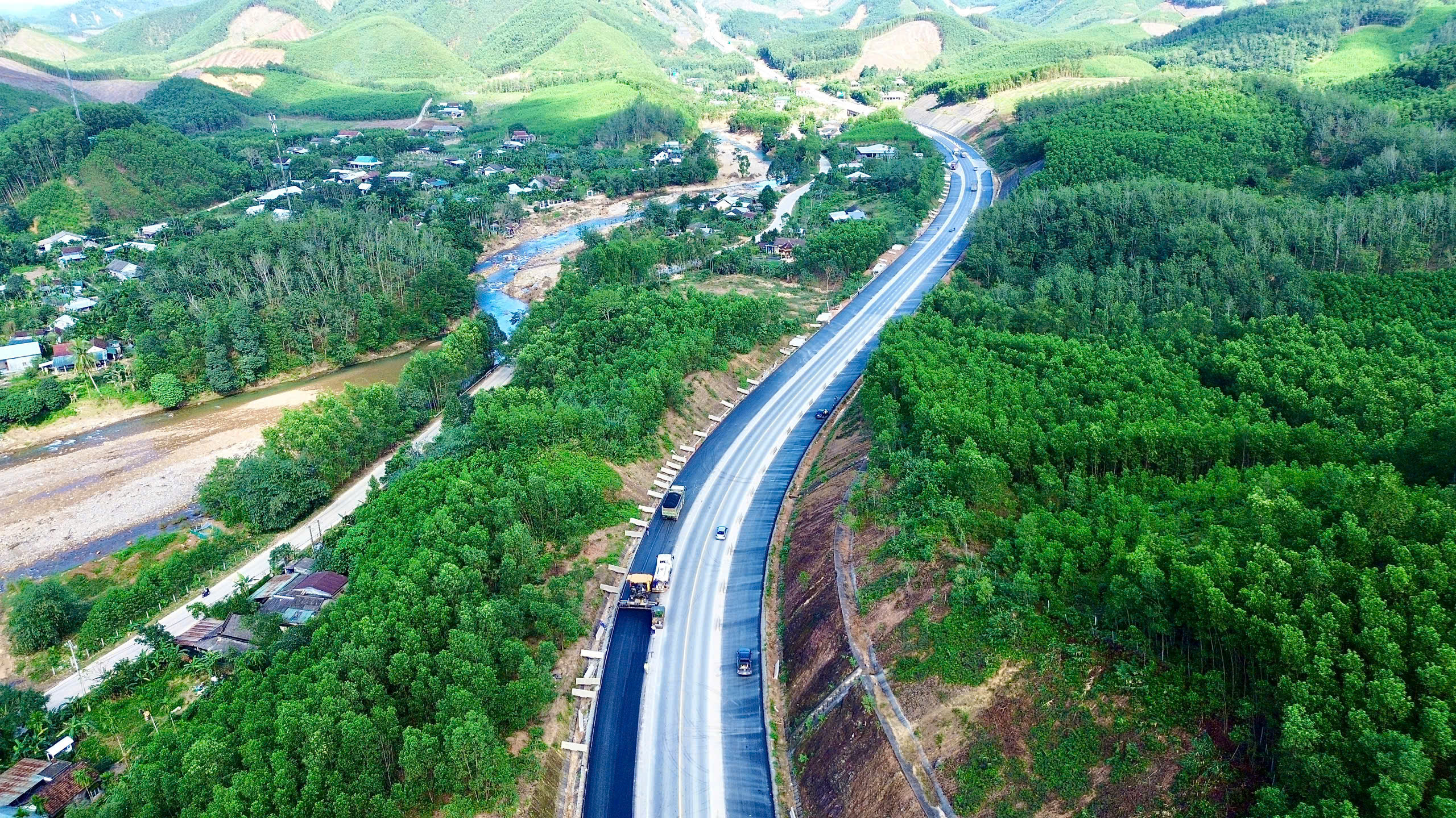 Li&ecirc;n tiếp tổ chức phương &aacute;n giao th&ocirc;ng tạm thời, dự &aacute;n mở rộng cao tốc La Sơn - H&ograve;a Li&ecirc;n hiện ra sao? - Ảnh 3.