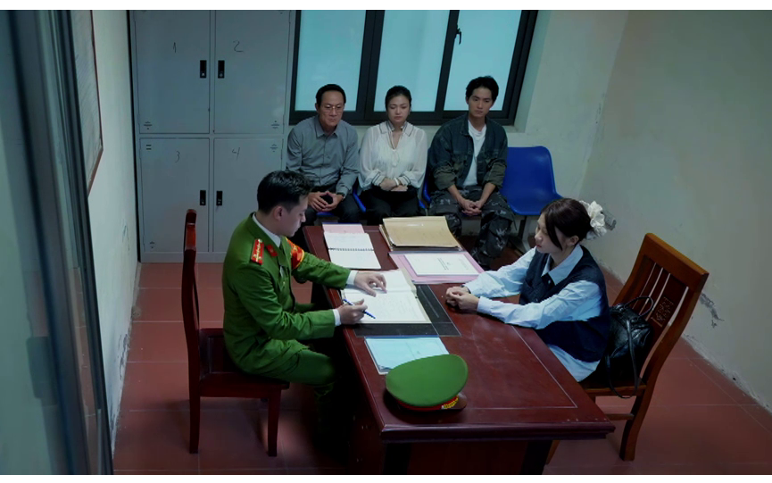 Gia đình đưa Ánh Dương ra cơ quan công an tố cáo kẻ "tống tình"