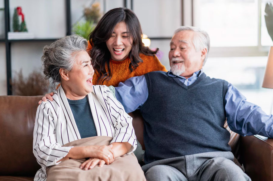 Tuổi gi&agrave; kh&ocirc;n ngoan: 3 thứ cha mẹ n&ecirc;n 'tiết kiệm' với con c&aacute;i