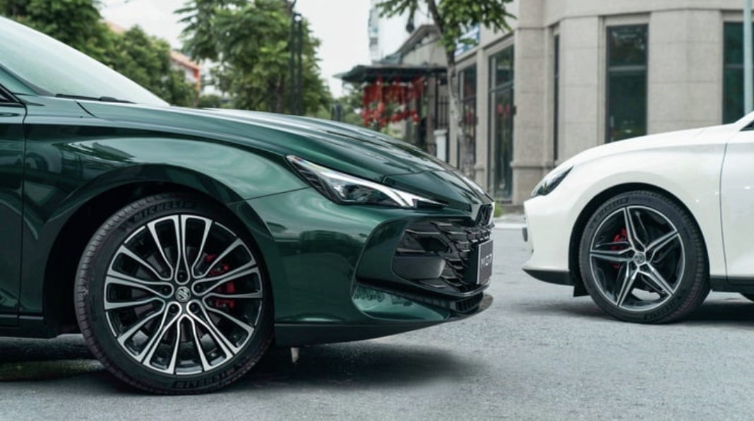 Sedan hạng D gi&aacute; 410 triệu đồng trang bị AI, c&ocirc;ng nghệ th&ocirc;ng minh hiện đại s&aacute;nh ngang Toyota Camry, rẻ chỉ như Vios chắc chắn được l&ograve;ng kh&aacute;ch h&agrave;ng nếu về Việt Nam - Ảnh 3.