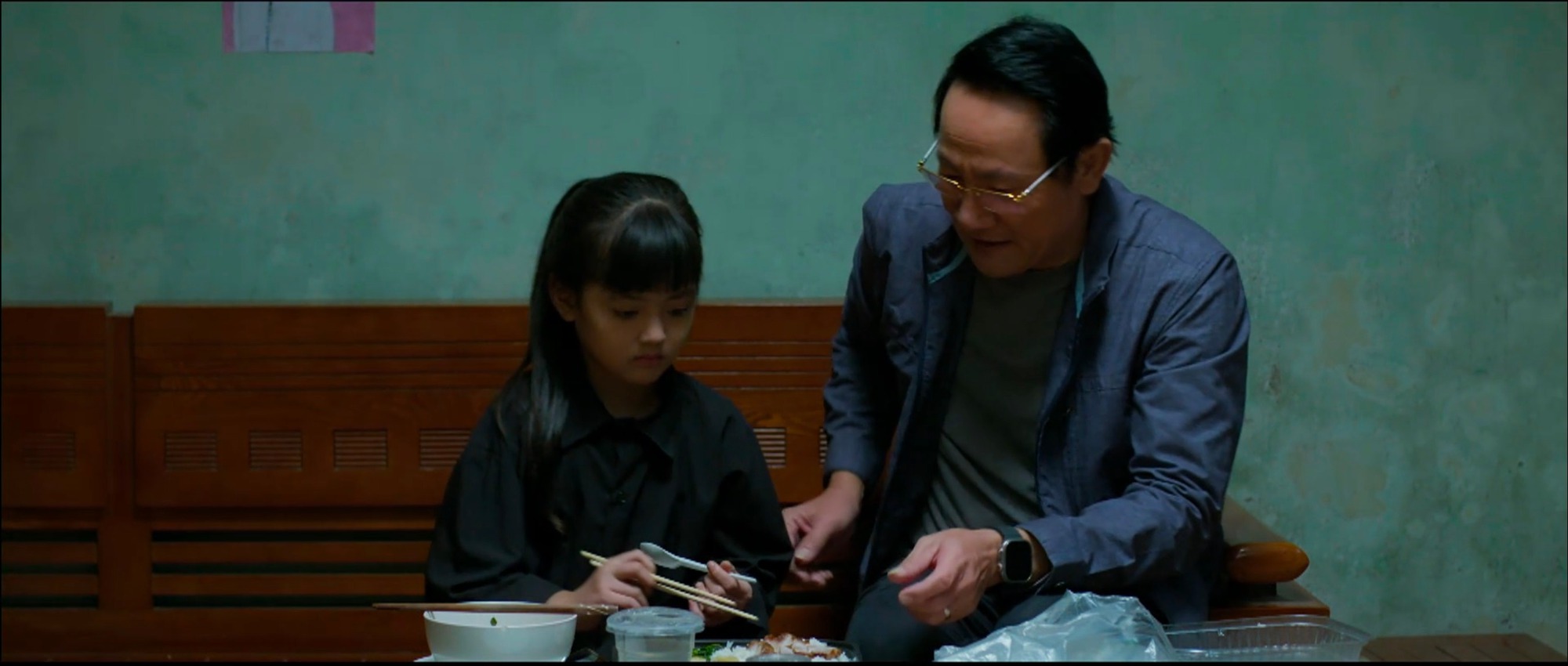 Gia đình trái dấu - Tập 18: Ông Phi xót xa nhìn bé gái côi cút nhận mình là bố- Ảnh 7. Gia đình trái dấu - Tập 18: Ông Phi xót xa nhìn bé gái côi cút nhận mình là bố- Ảnh 7.