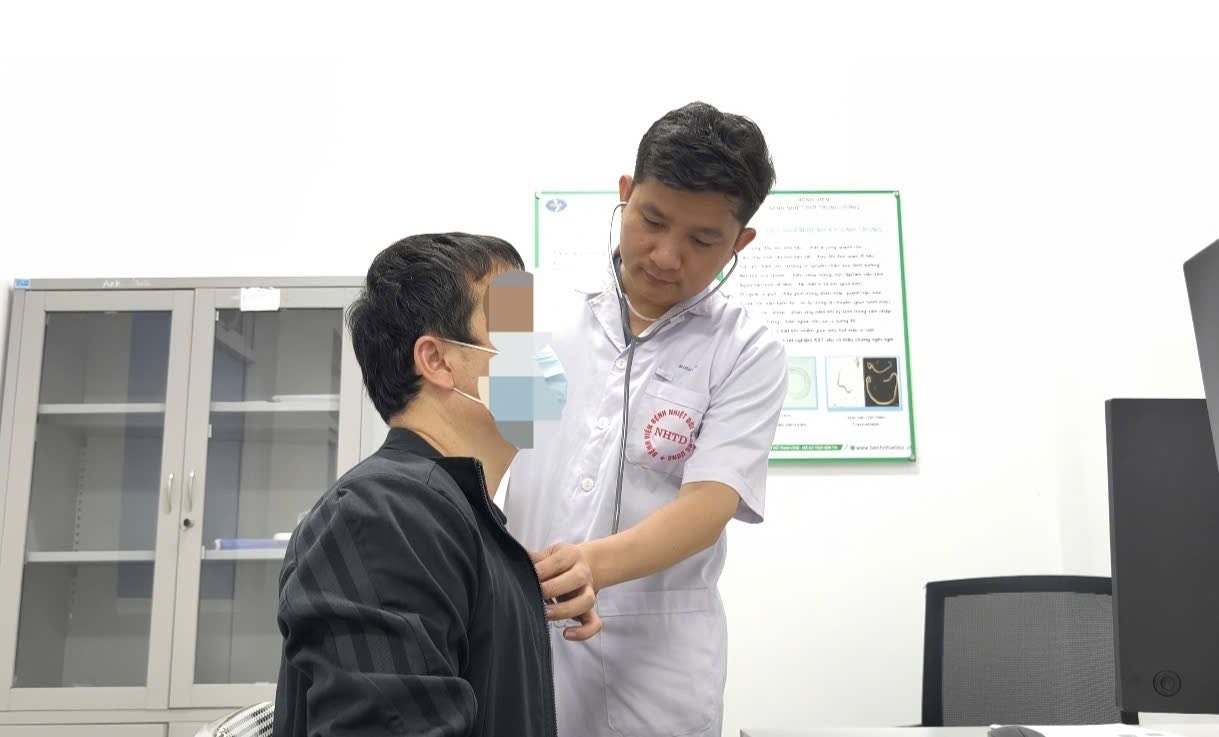 Bụng sôi, sụt cân bất thường, người đàn ông 35 tuổi phát hiện sán dây lợn dài hơn 80cm trong đại tràng - Ảnh 2.