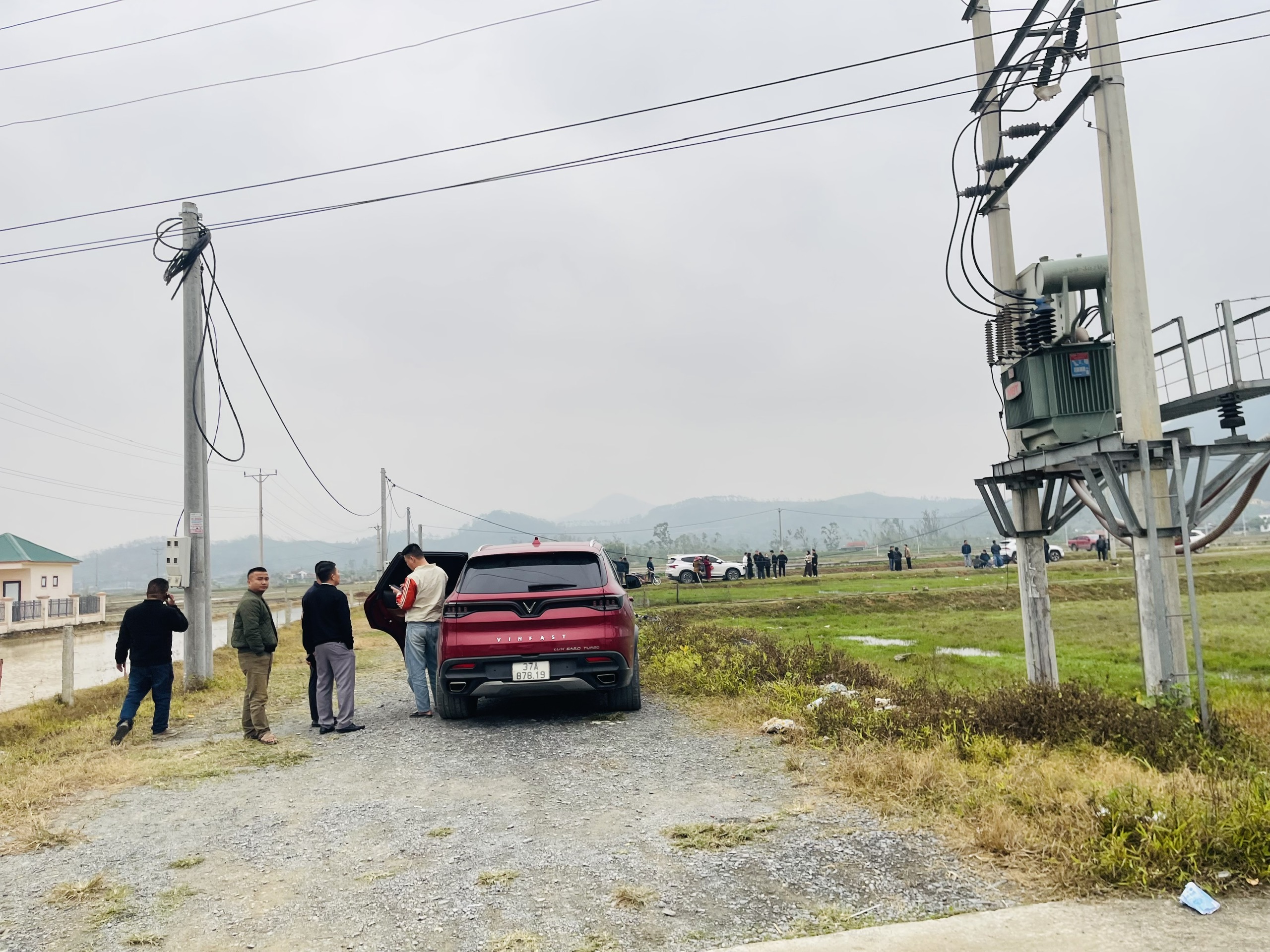 Cảnh tượng 'c&ograve; đất' đổ về, &ocirc; t&ocirc; đậu k&iacute;n đường l&agrave;ng sau th&ocirc;ng tin đề xuất khu c&ocirc;ng nghiệp VSIP 4  - Ảnh 3.
