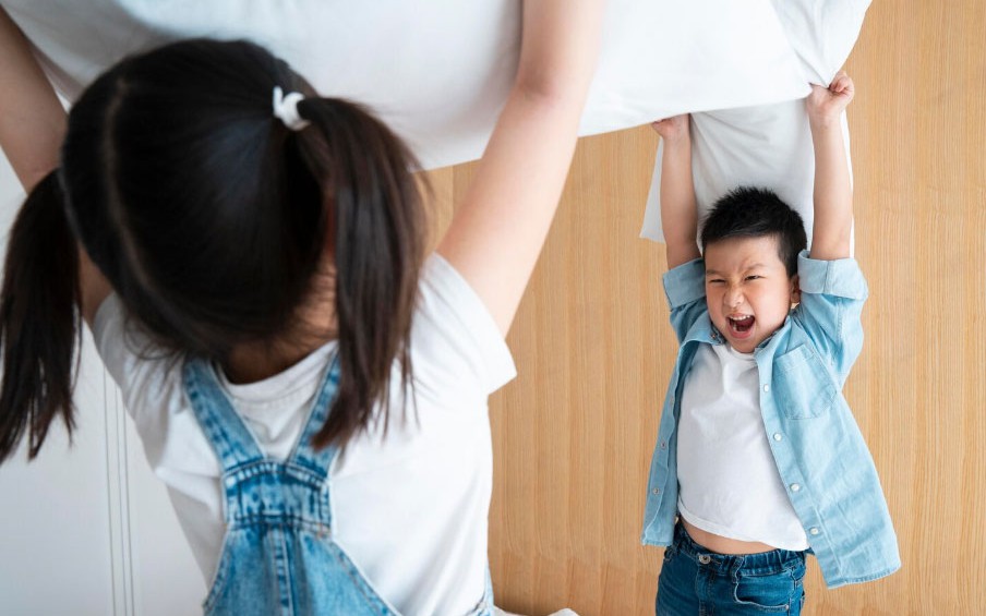 Nu&ocirc;i dạy con bằng bản năng, cha mẹ dễ mắc 3 lỗi nguy hiểm