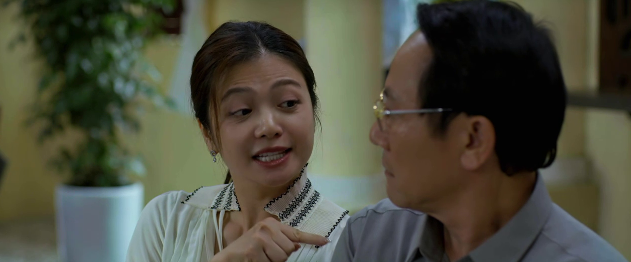 Gia đình trái dấu - Tập 18: Ông Phi xót xa nhìn bé gái côi cút nhận mình là bố- Ảnh 1. Gia đình trái dấu - Tập 18: Ông Phi xót xa nhìn bé gái côi cút nhận mình là bố- Ảnh 1.