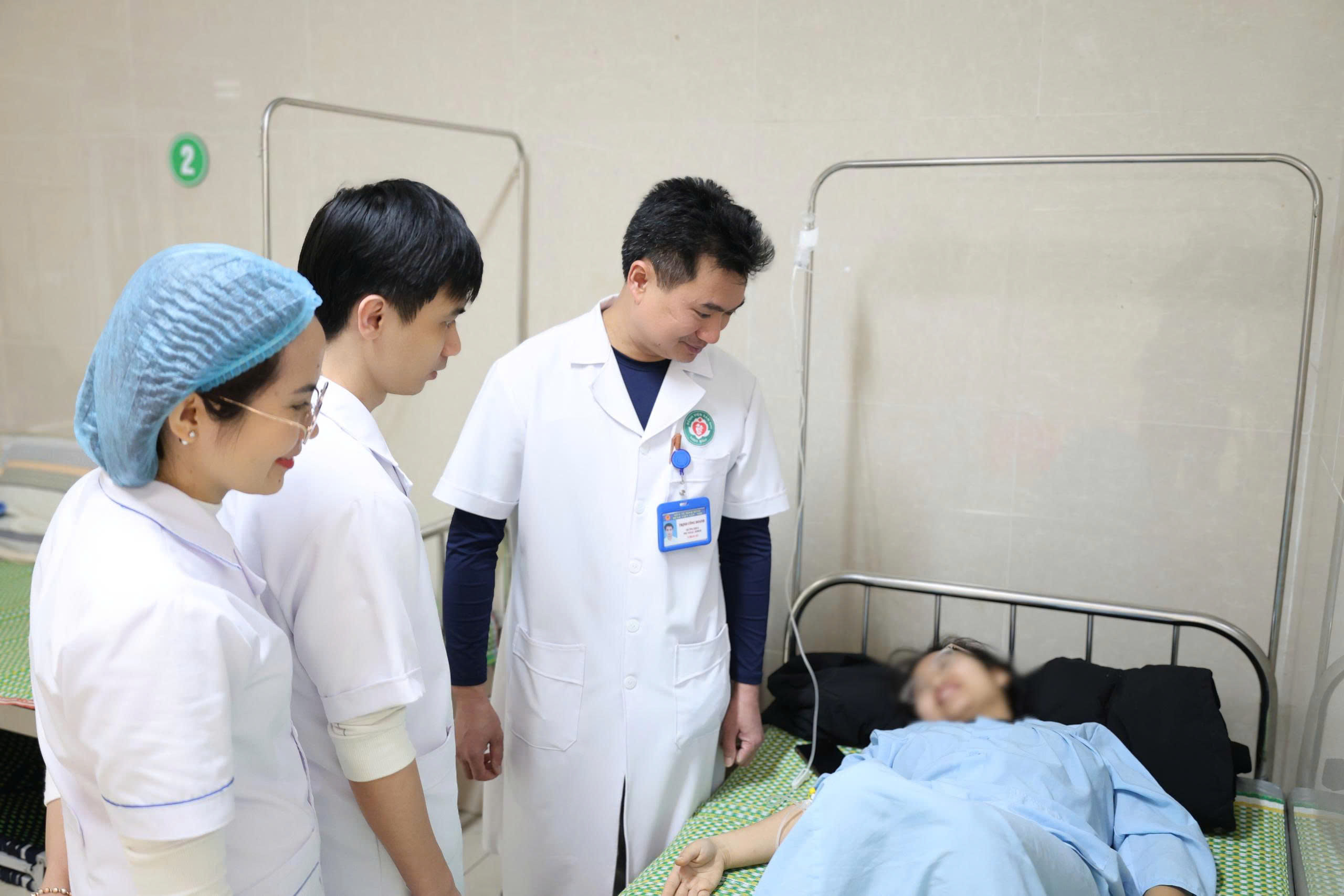 Hồi sinh sau ca đại phẫu: Lời cảm ơn nghẹn ngào của người mẹ mất 2000ml máu - Ảnh 1.